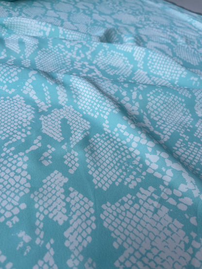 PC MARA MANIA 023 crêpe de Chine aqua/white snake print