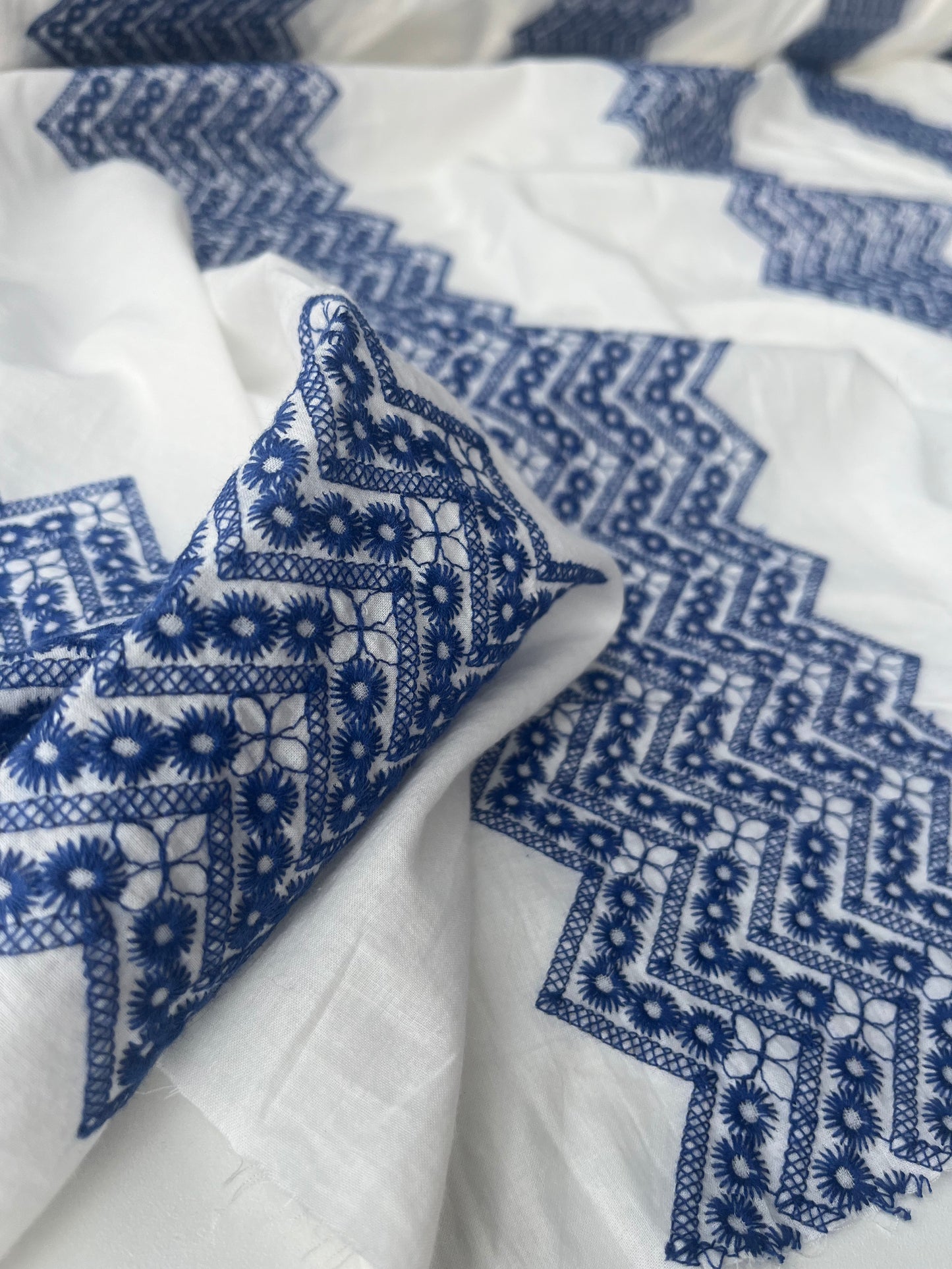 MARA MANIA 029 embroidered cotton zig zag flowers