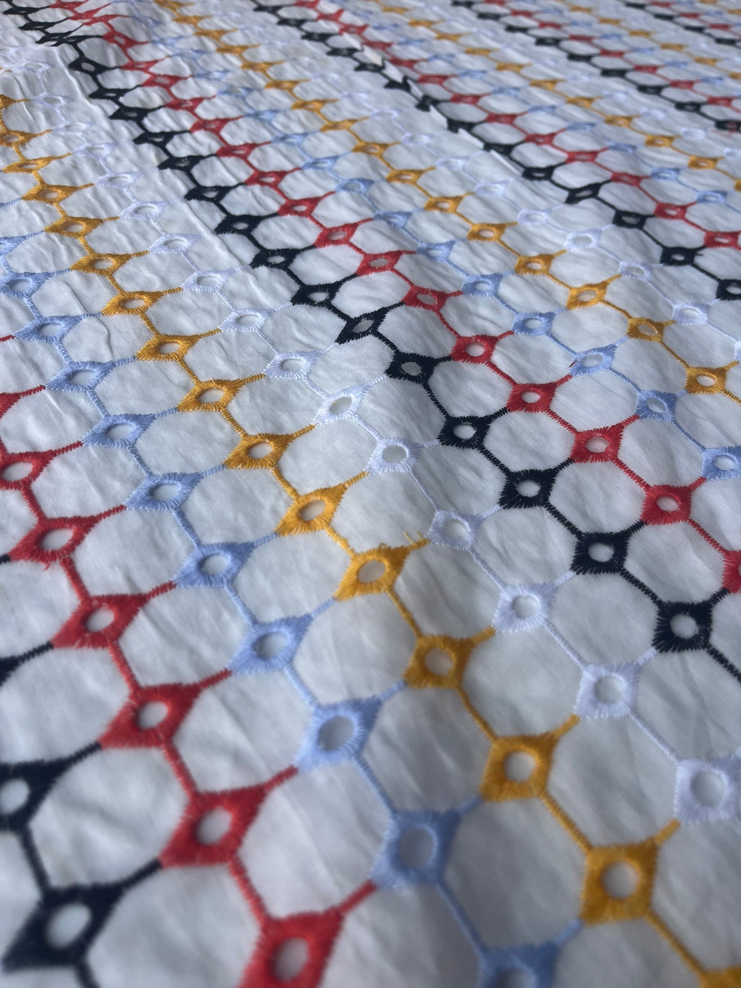 MARA MANIA 030 broderie Anglaise squares