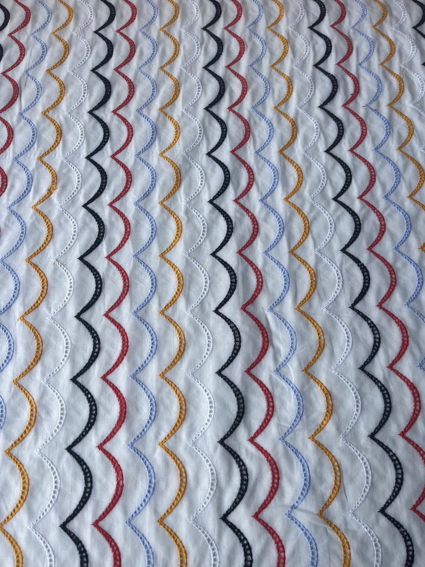 MARA MANIA 031 broderie Anglaise waves