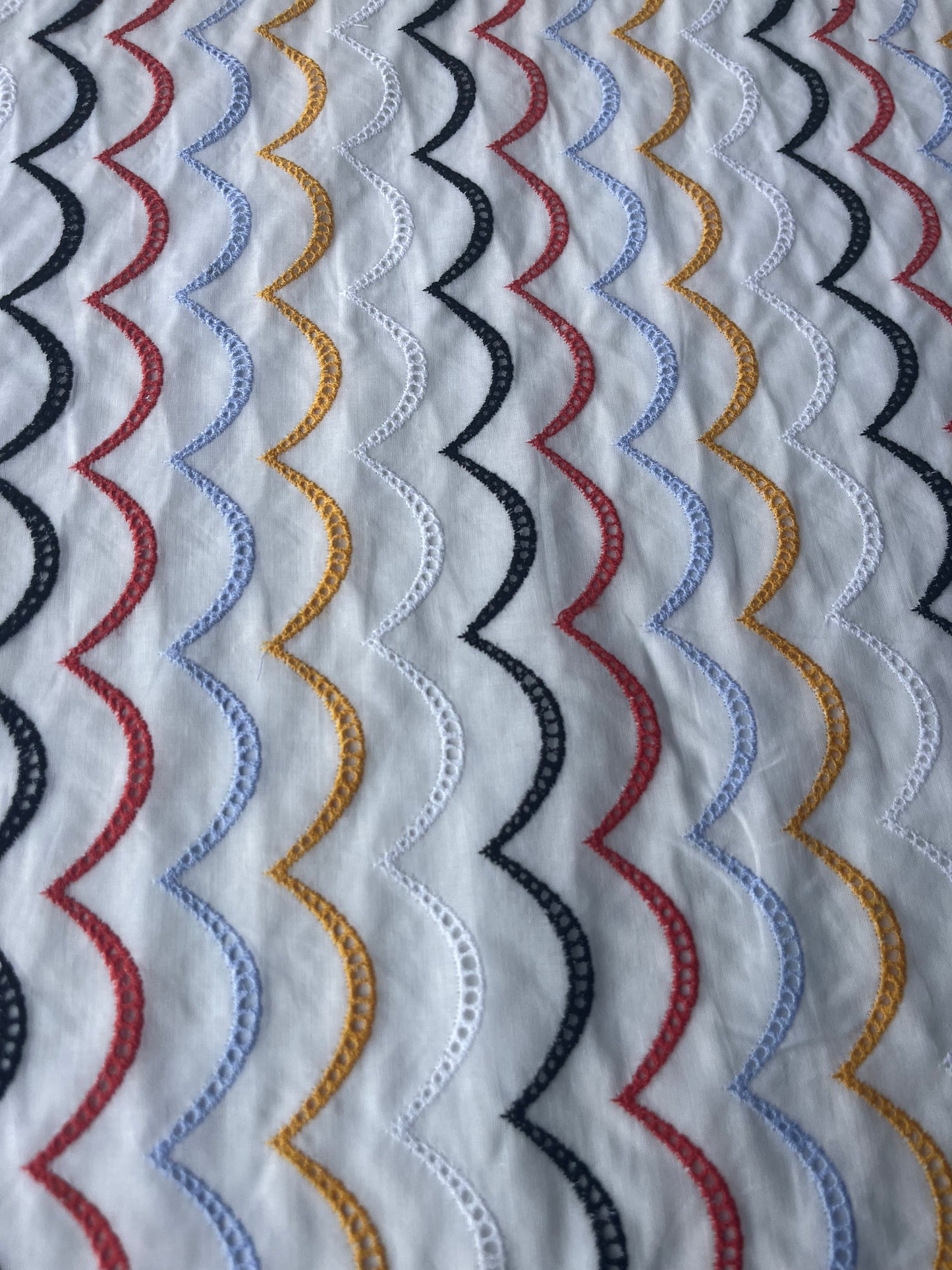 MARA MANIA 031 broderie Anglaise waves