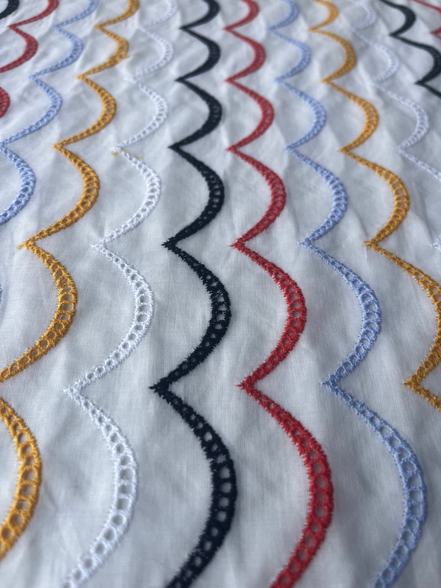 MARA MANIA 031 broderie Anglaise waves