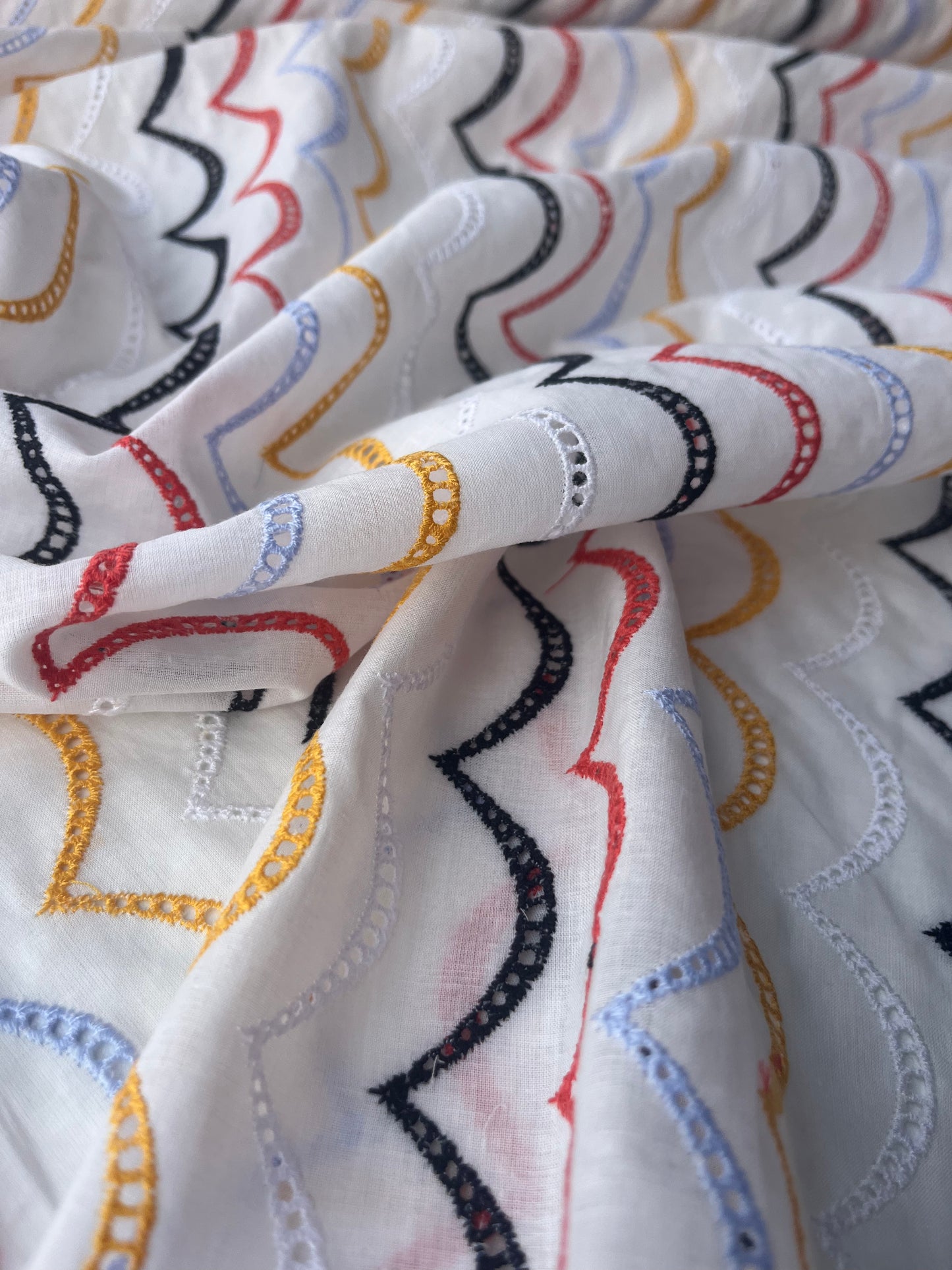 MARA MANIA 031 broderie Anglaise waves