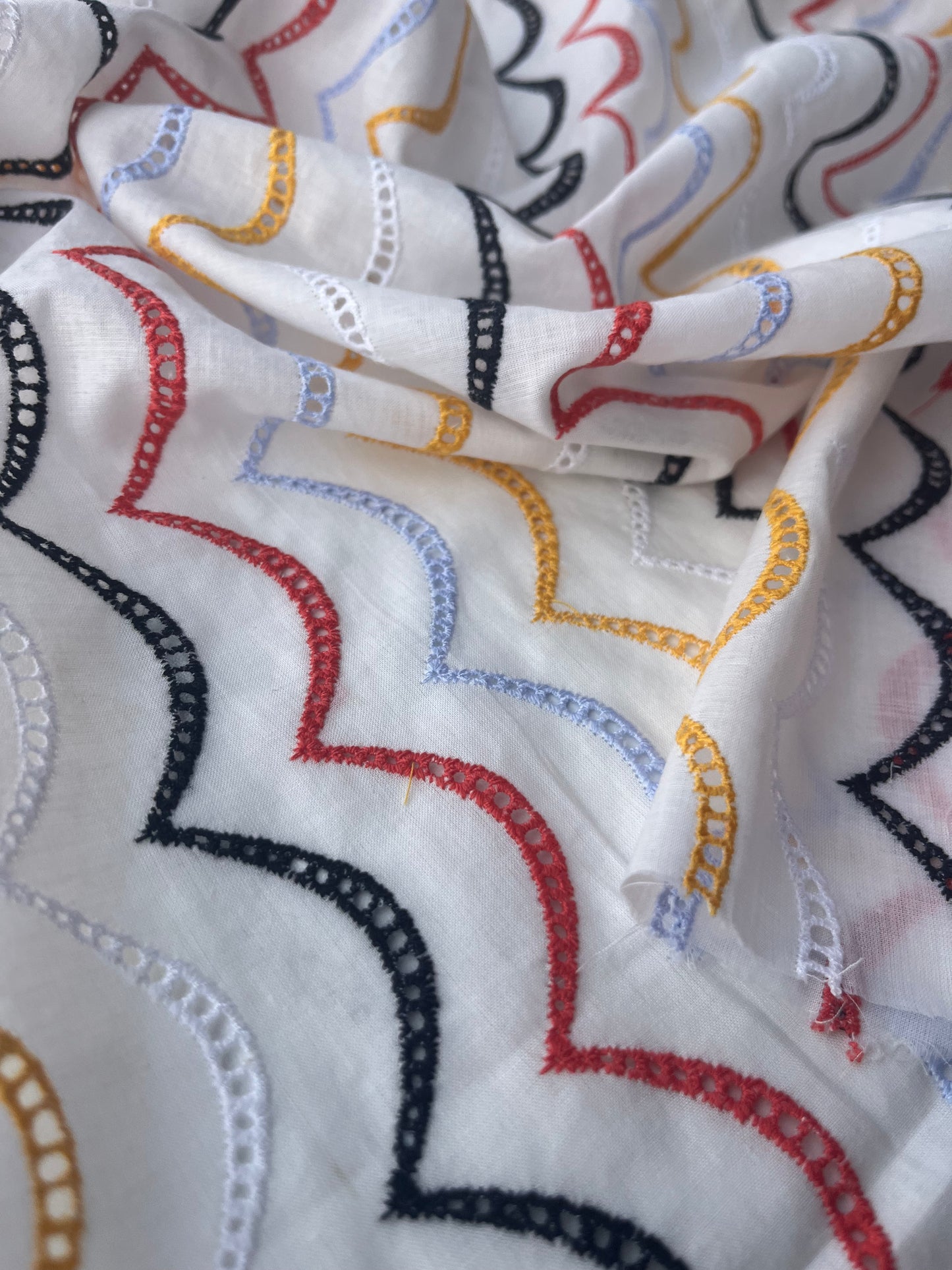 MARA MANIA 031 broderie Anglaise waves