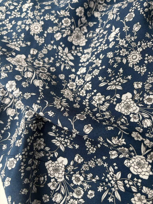 VINCE 001 cotton voile navy with small flower print