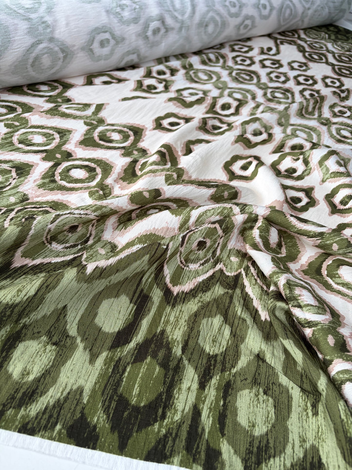 SMITHERS 002 khaky double border viscose animalier print
