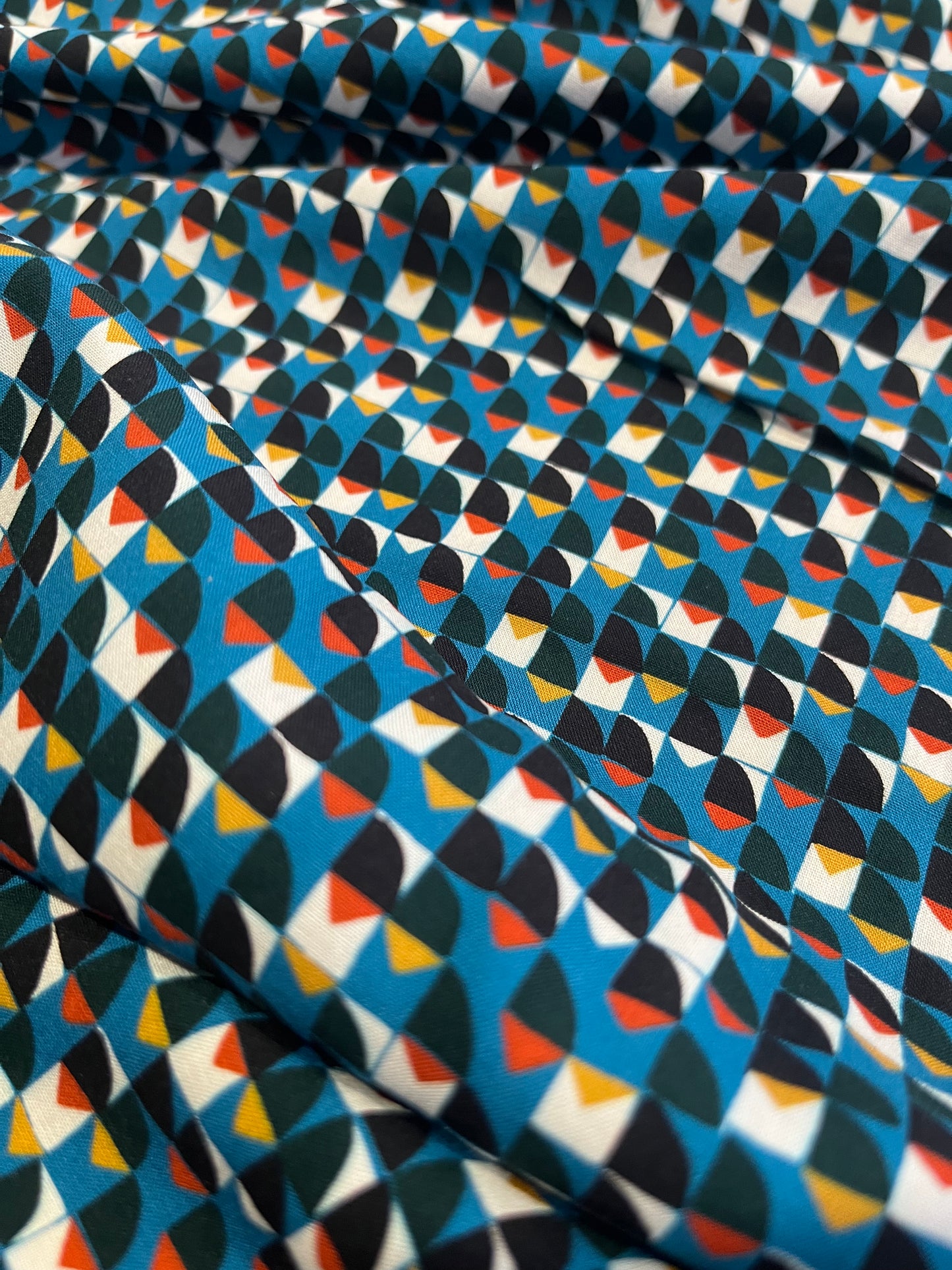 C02 CAN 1555 viscose small geometrical pattern