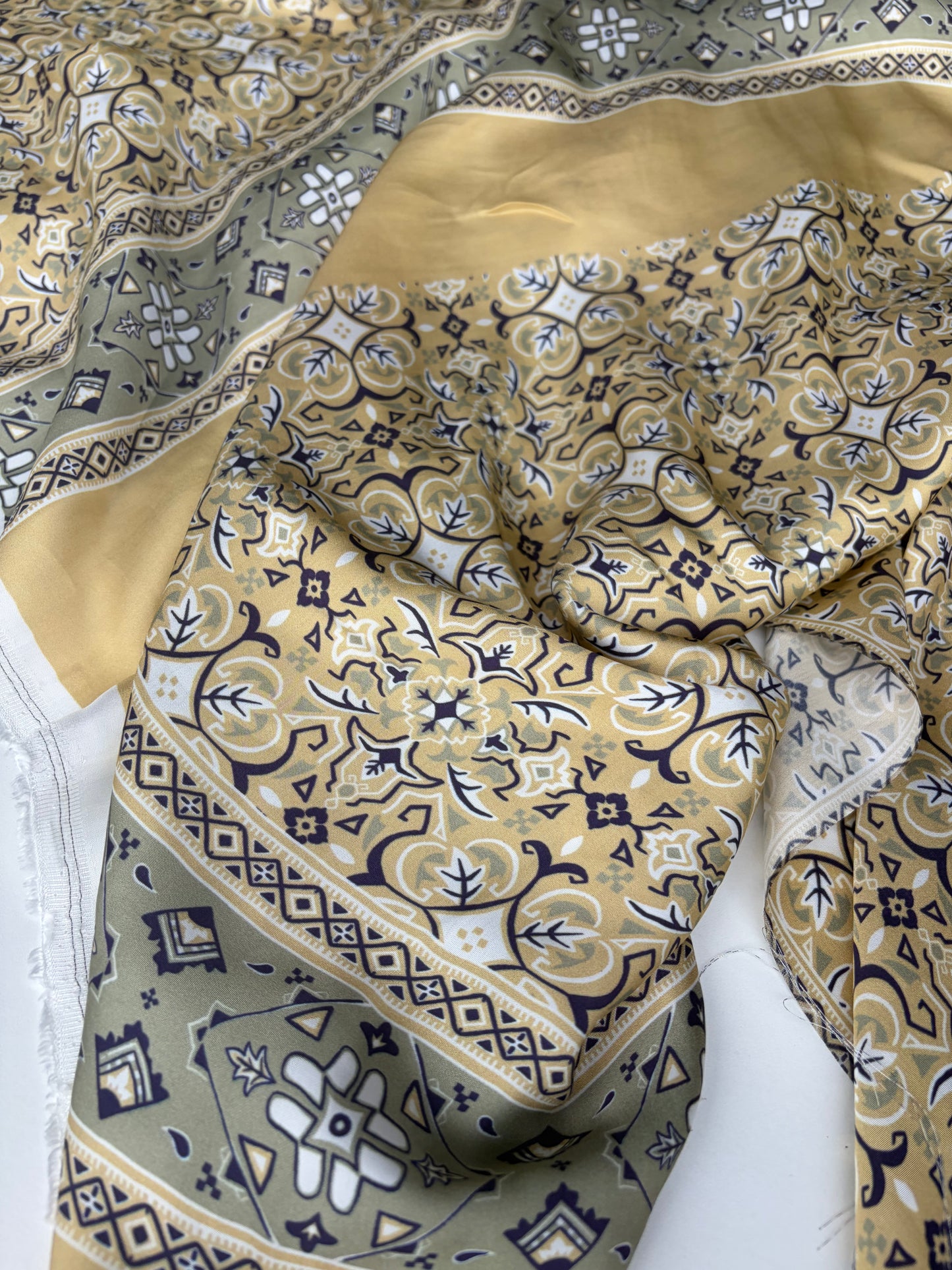VINCE 019 satin foulard style print