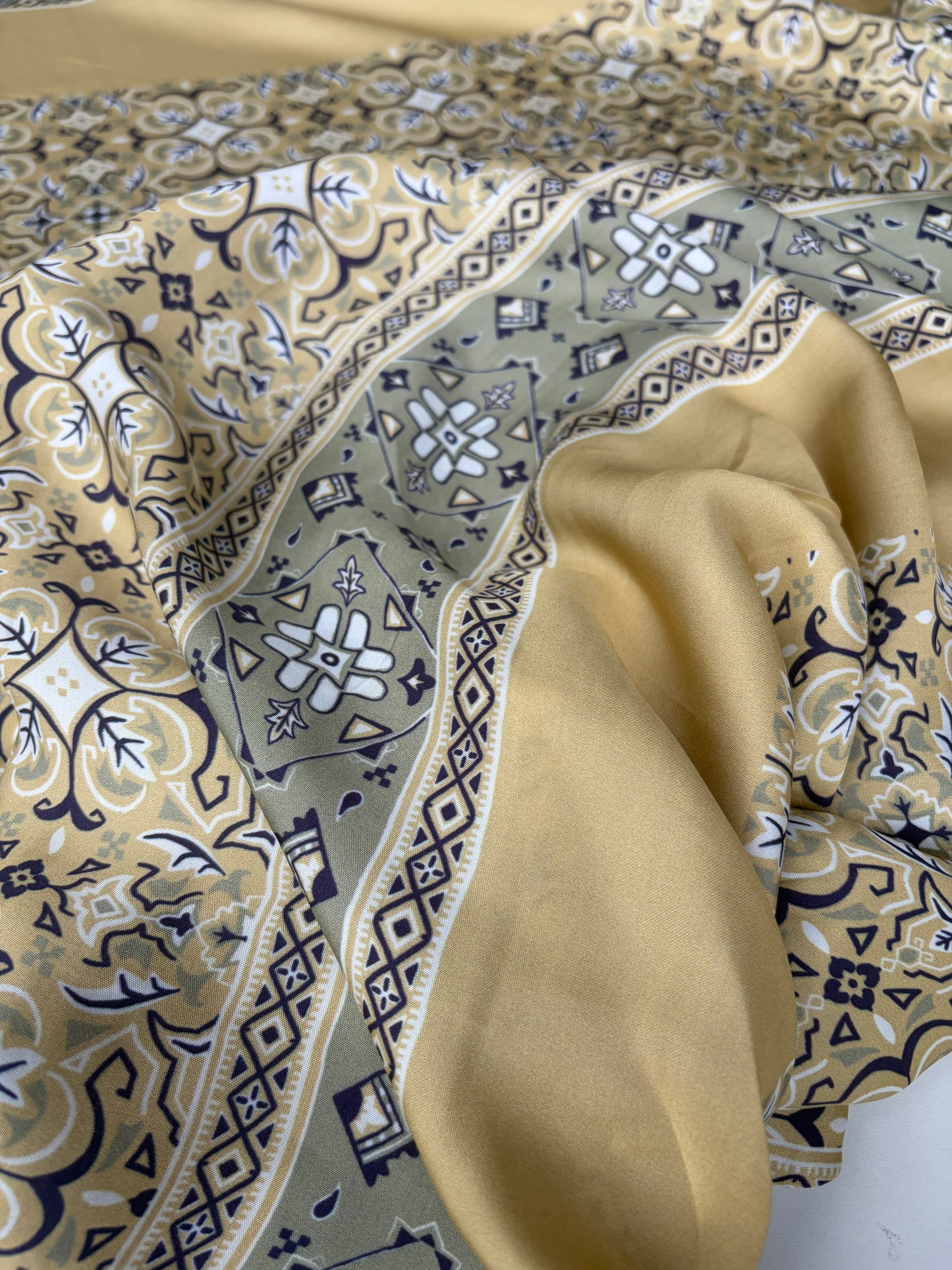 VINCE 019 satin foulard style print