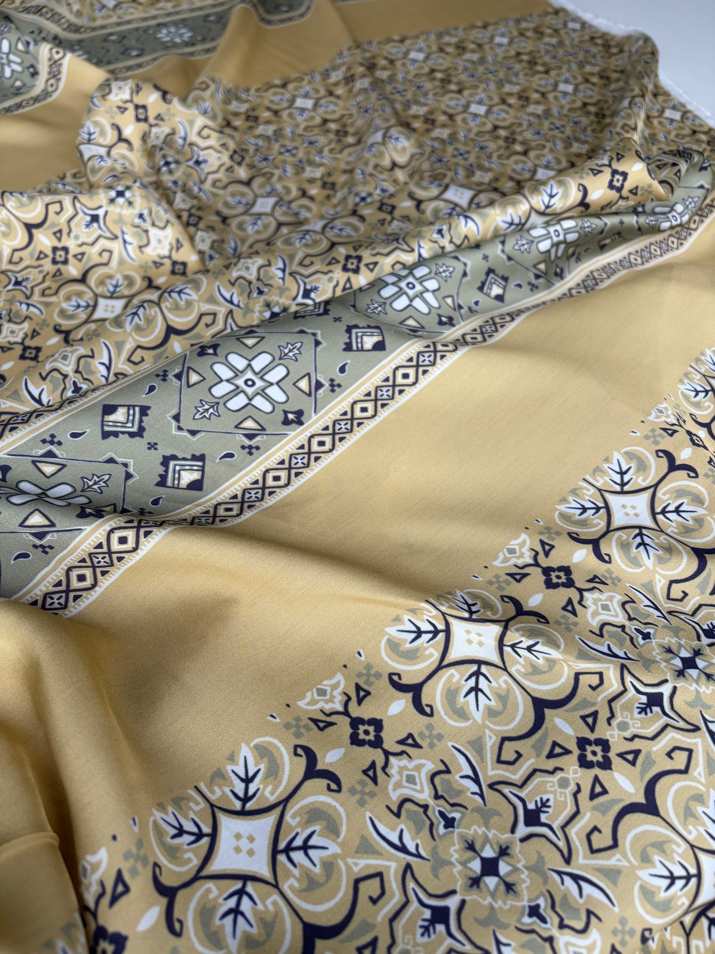 VINCE 019 satin foulard style print