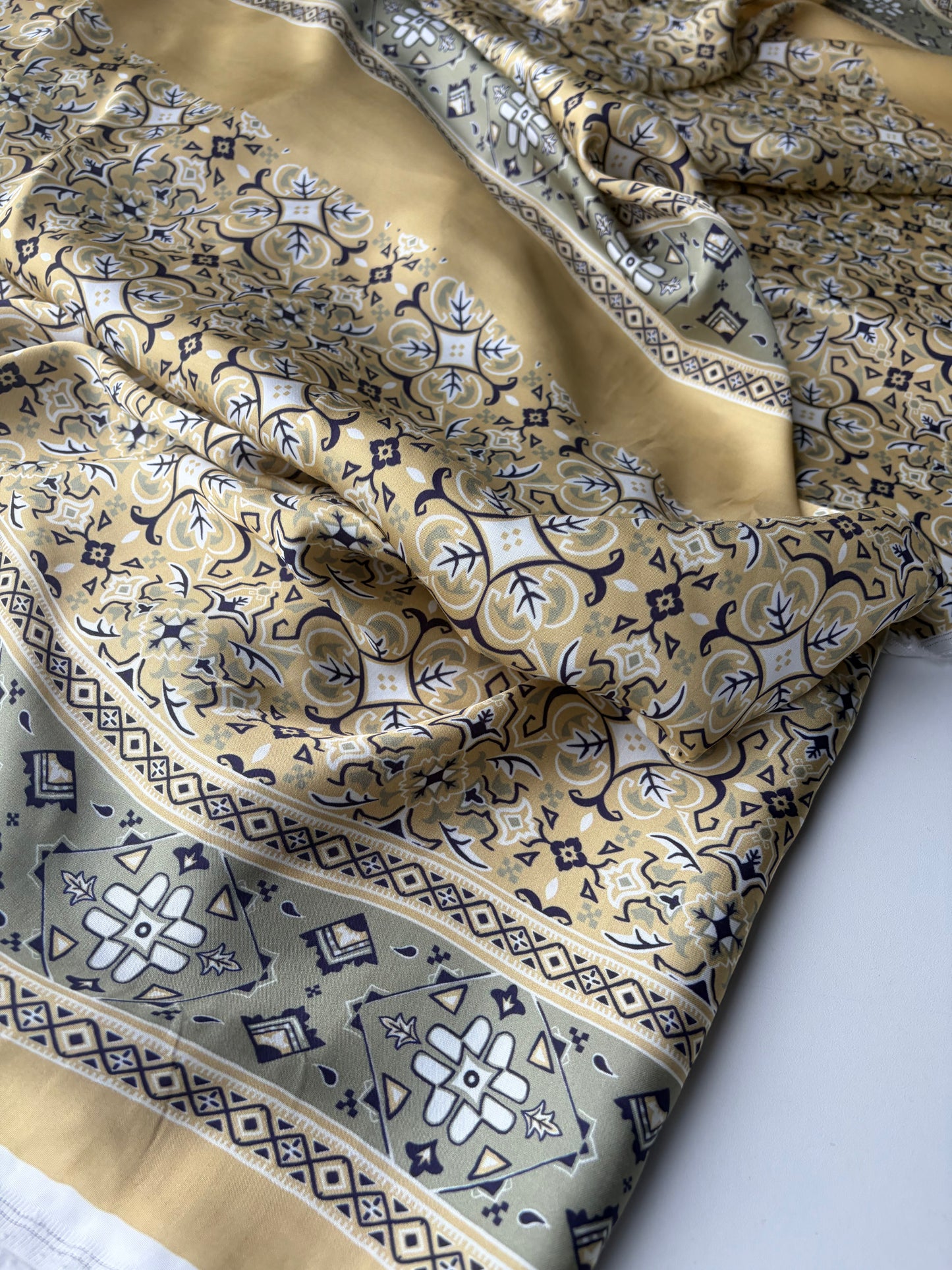 VINCE 019 satin foulard style print