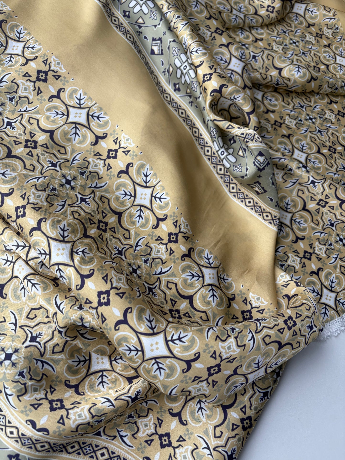 VINCE 019 satin foulard style print