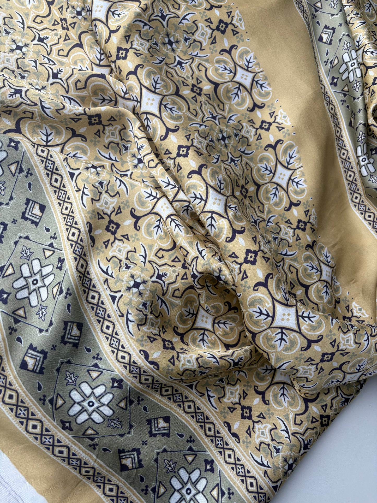 VINCE 019 satin foulard style print