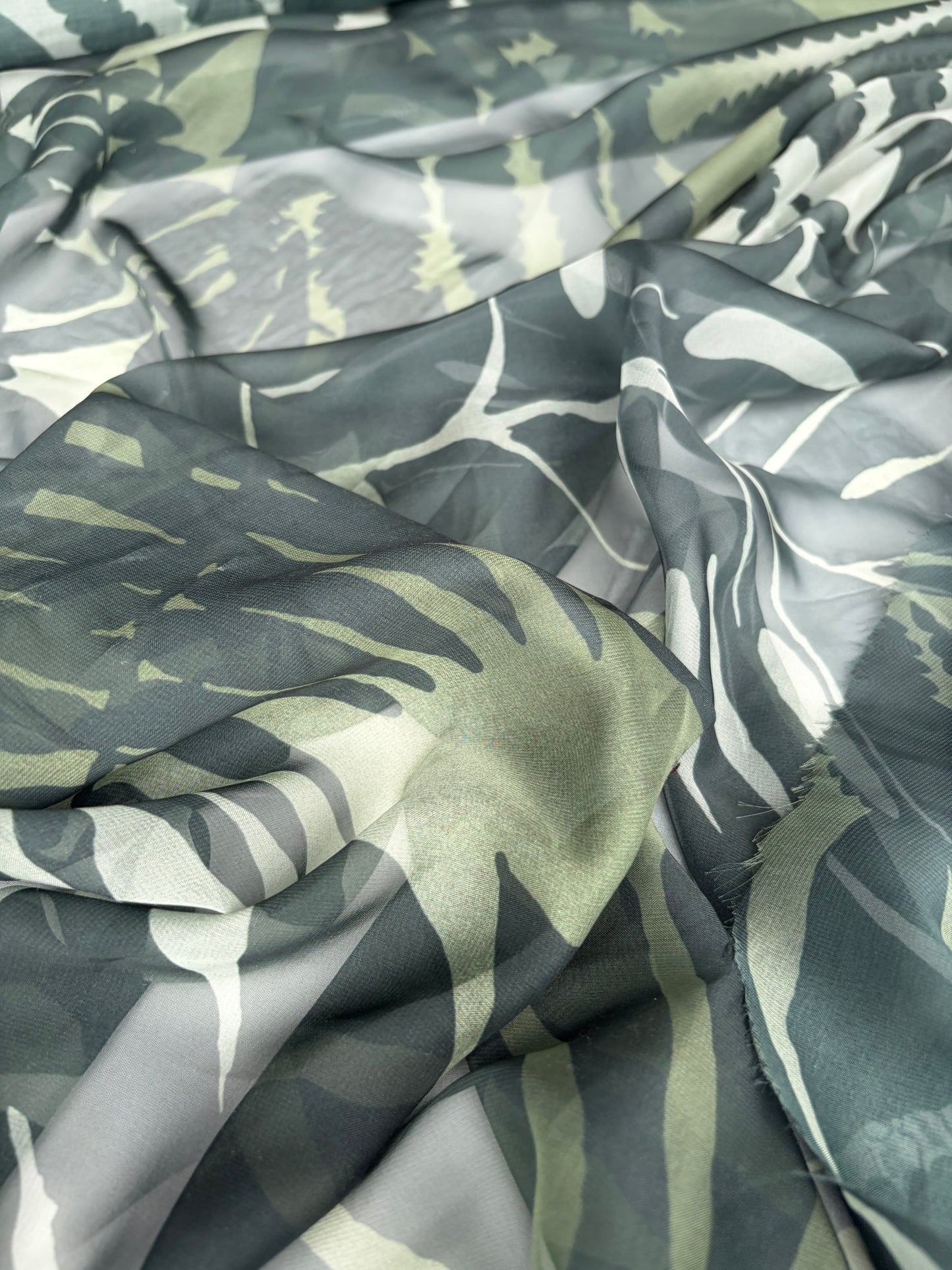 PC VINCE 025 chiffon green jungleleaves