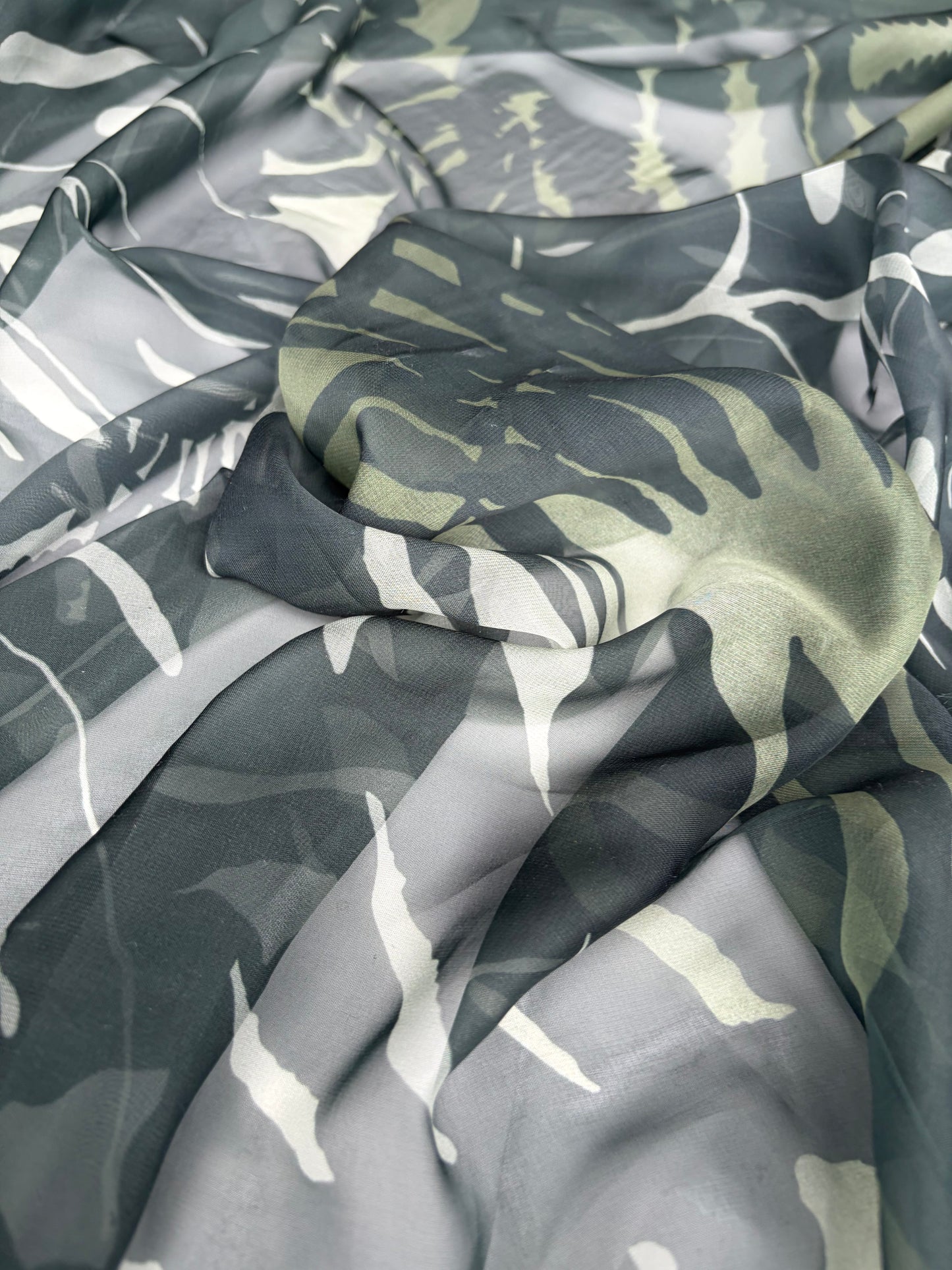 PC VINCE 025 chiffon green jungleleaves