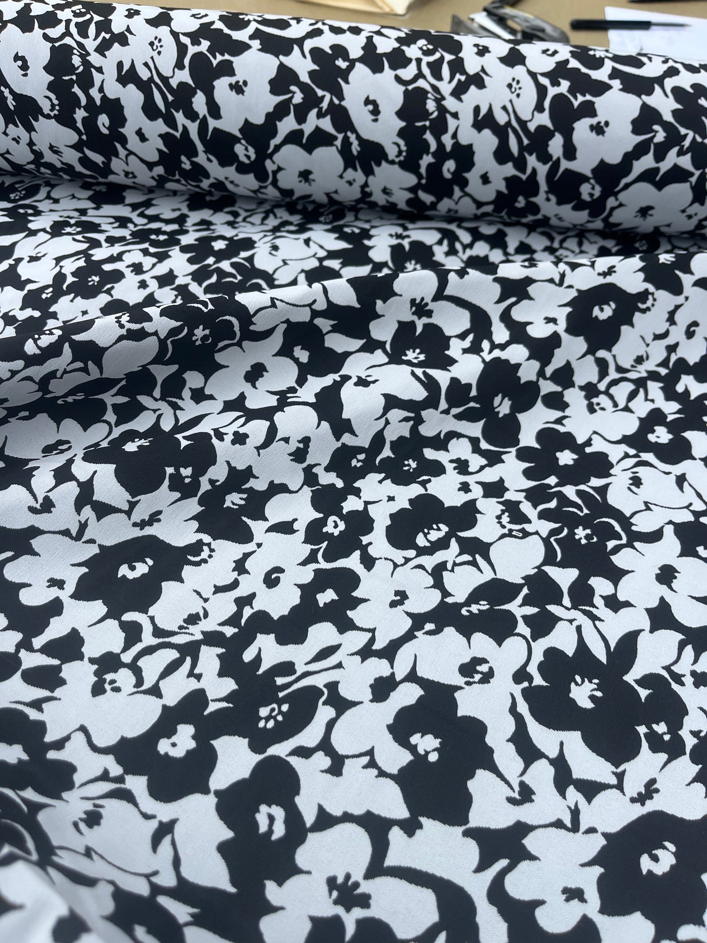 Hélène 027 stretch jacquard off white-black flowers