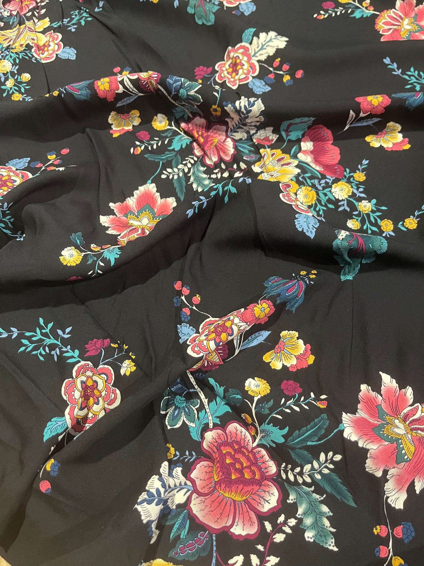 C01 CAN 1940 viscose flower print black ground