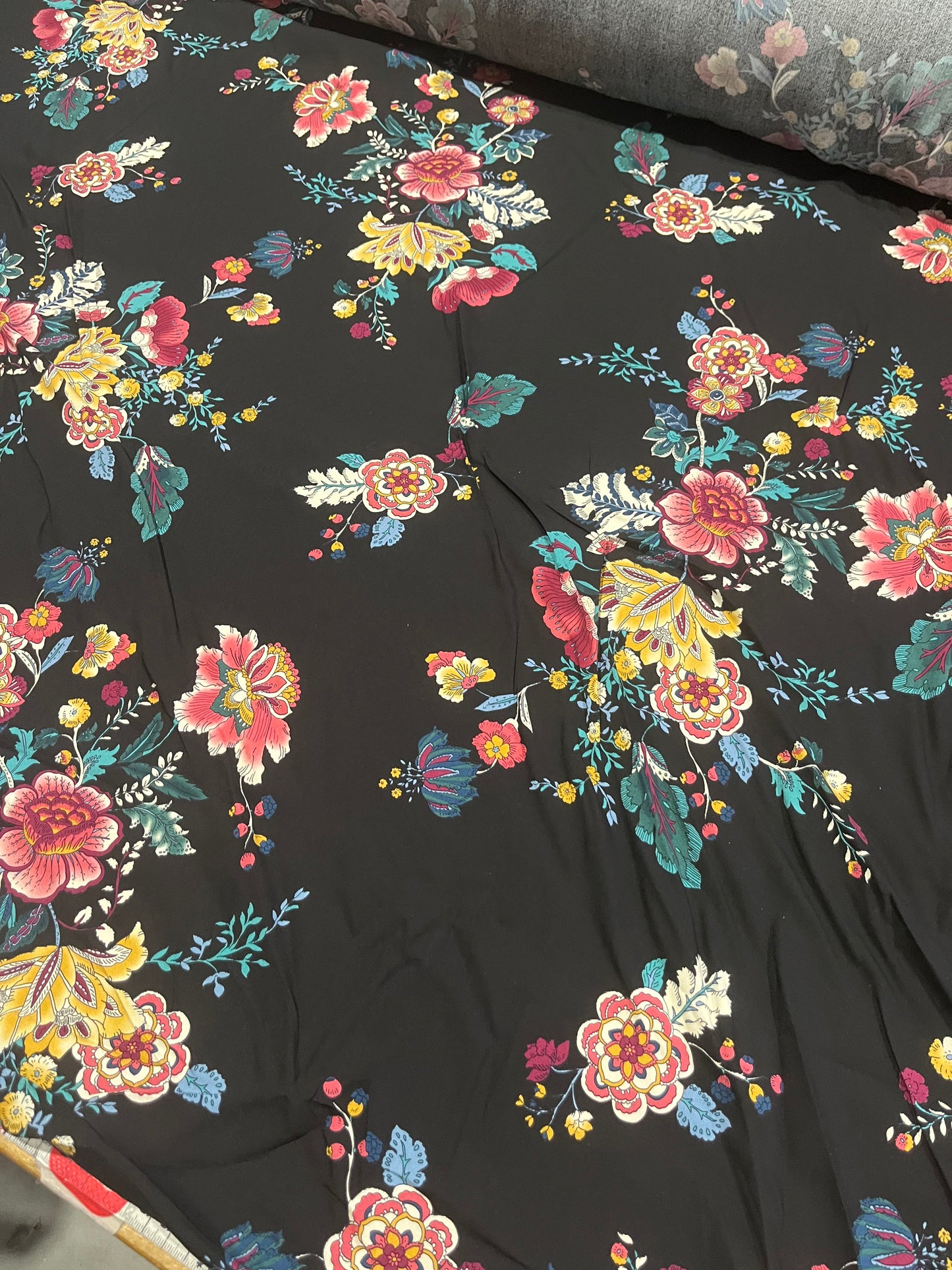 C01 CAN 1940 viscose flower print black ground