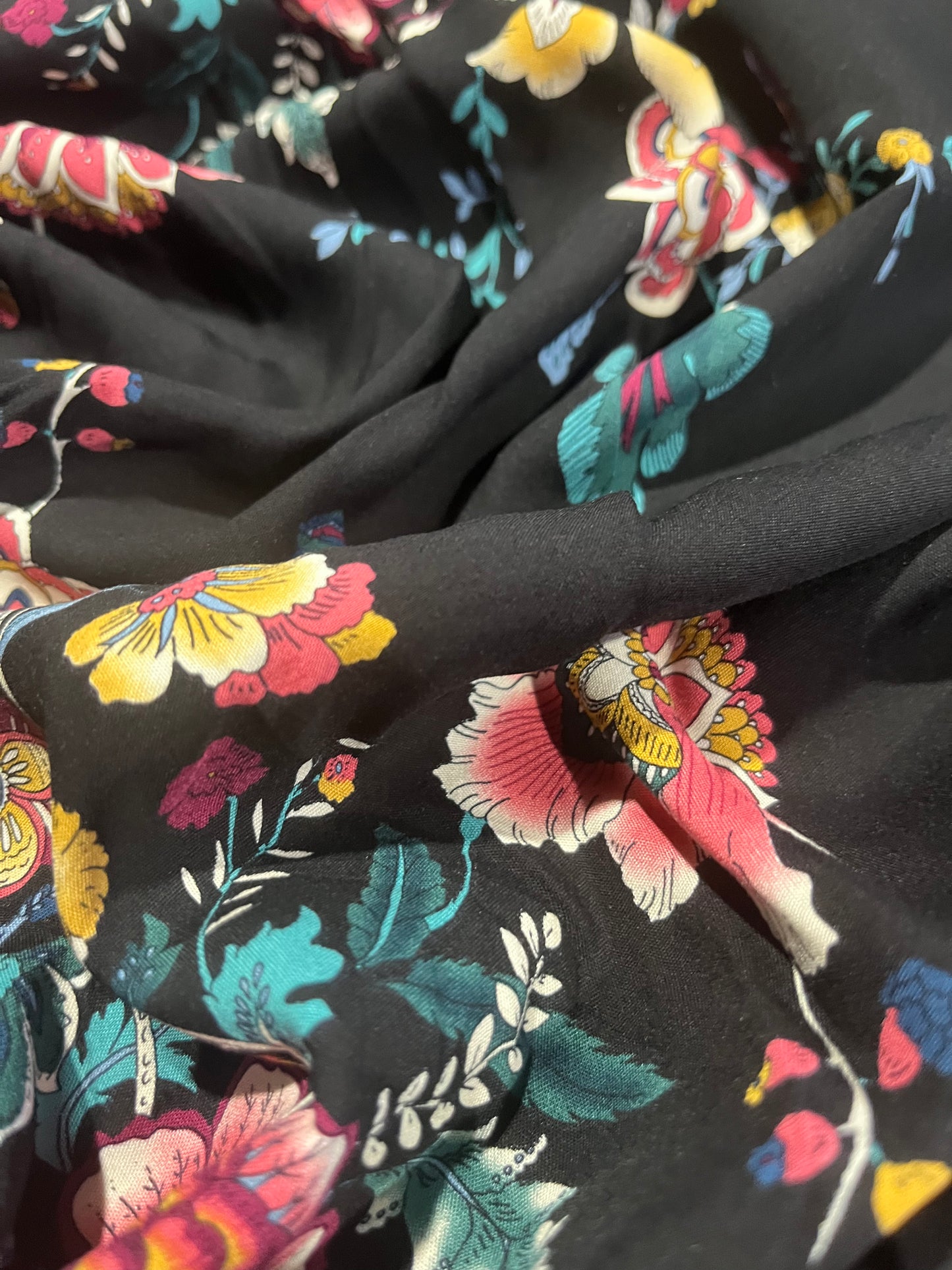 C01 CAN 1940 viscose flower print black ground