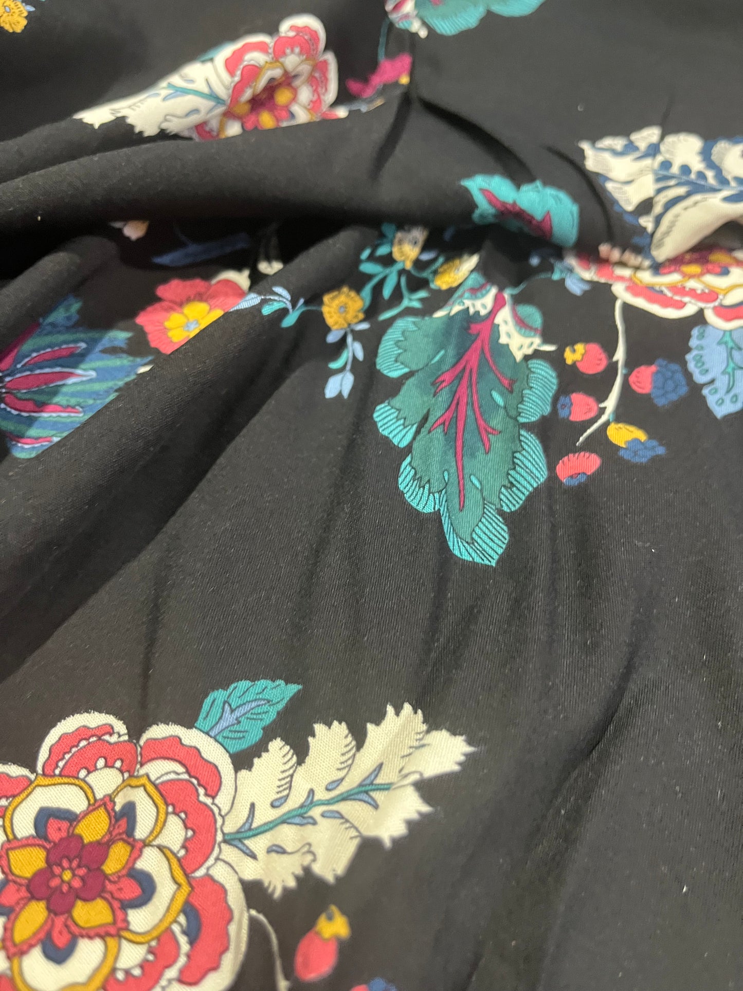 C01 CAN 1940 viscose flower print black ground