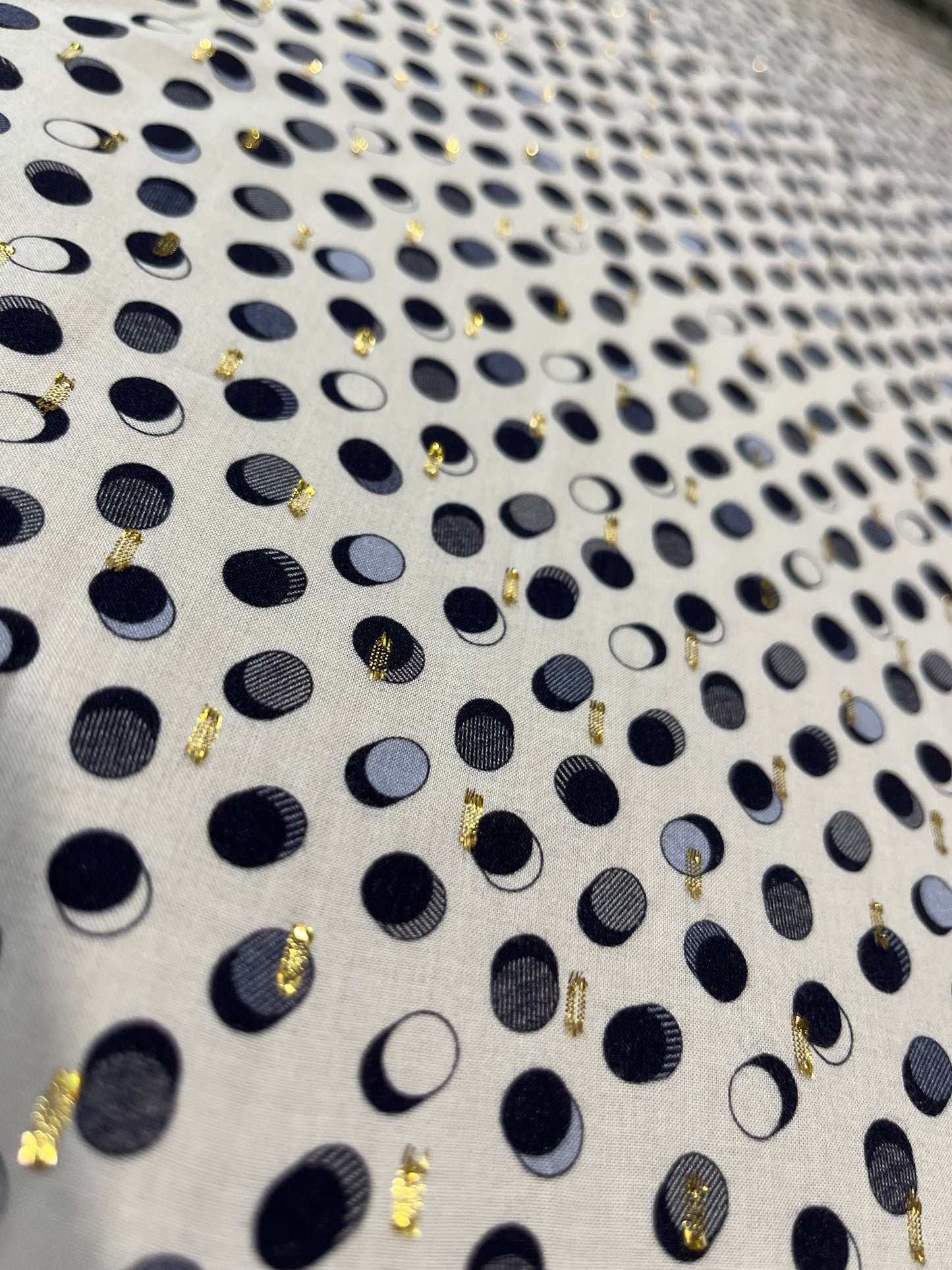 D01 LYON 100 viscose with golden dots