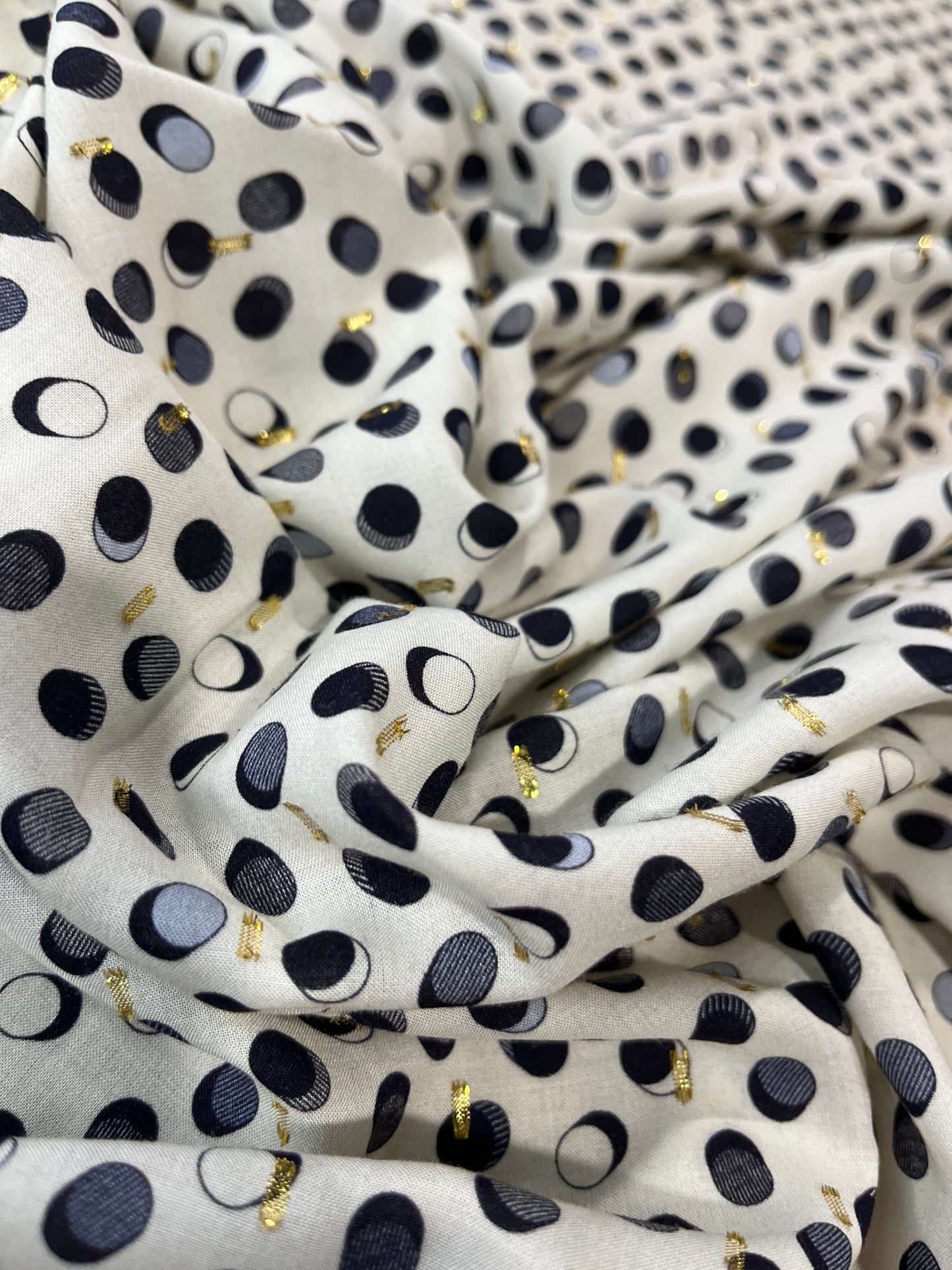 D01 LYON 100 viscose with golden dots