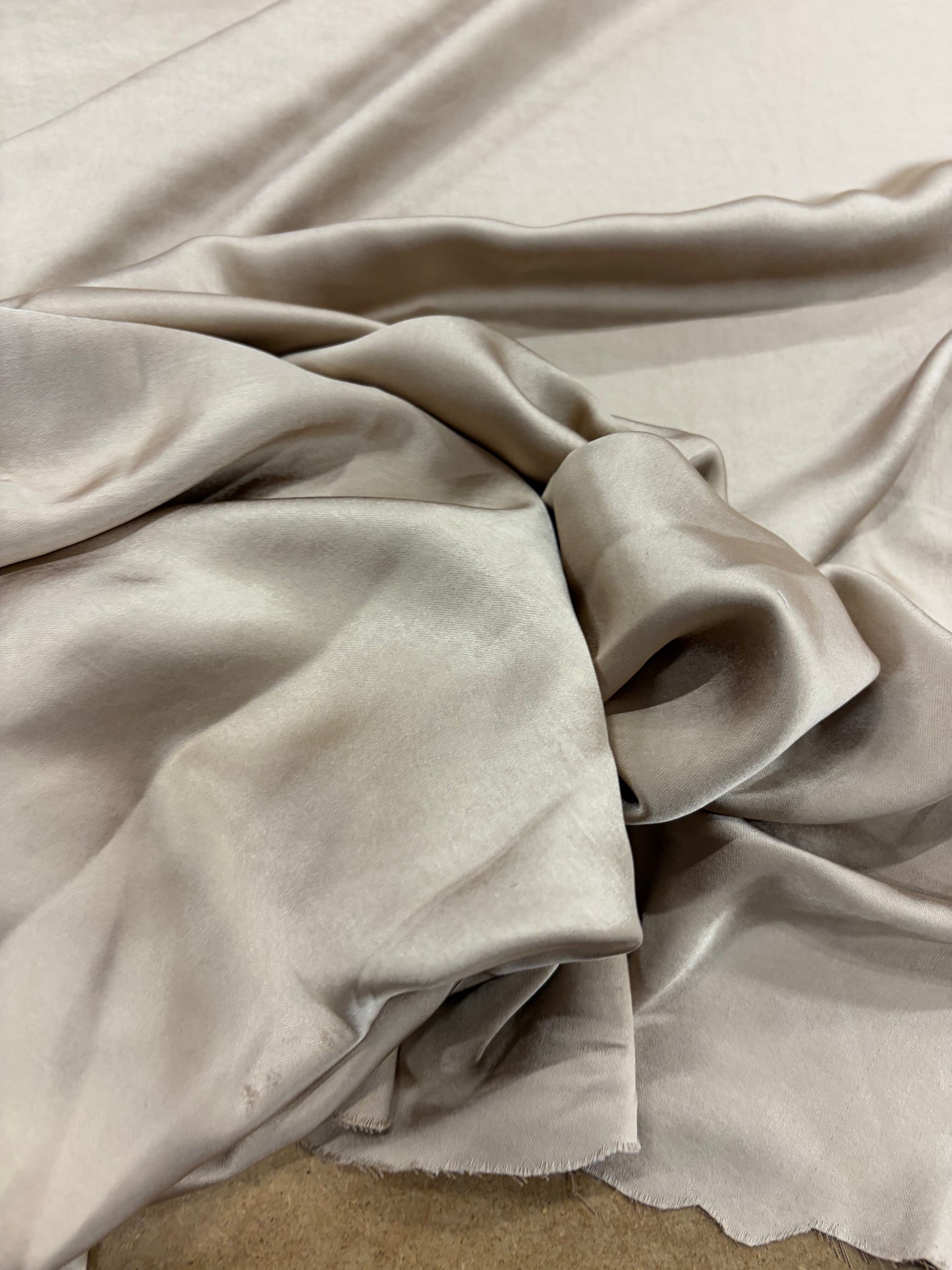 VIC 021 dull heavy satin stretch caramel