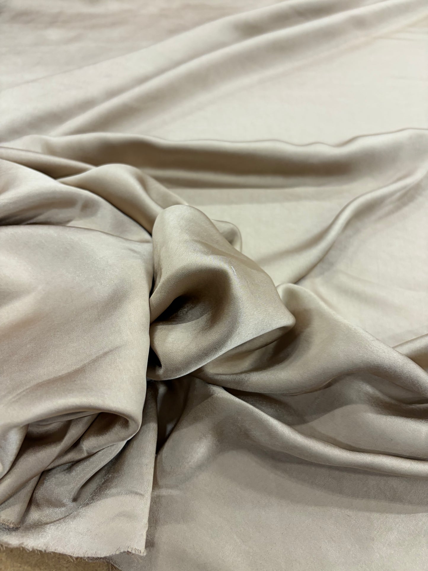 VIC 021 dull heavy satin stretch caramel