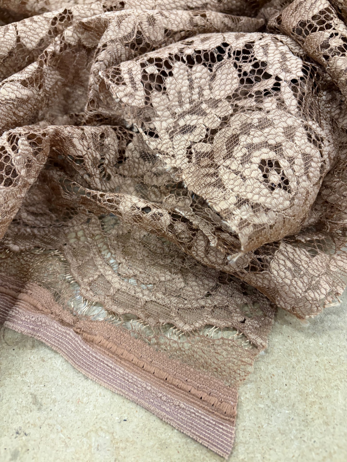VIC 022 caramel cognac coloured woven lace "dentelle"