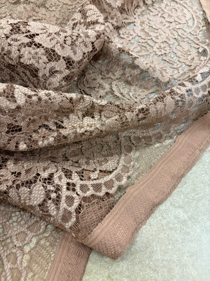 VIC 022 caramel cognac coloured woven lace "dentelle"
