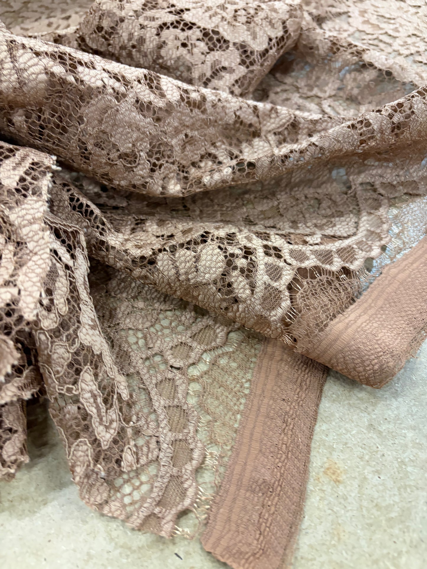 VIC 022 caramel cognac coloured woven lace "dentelle"