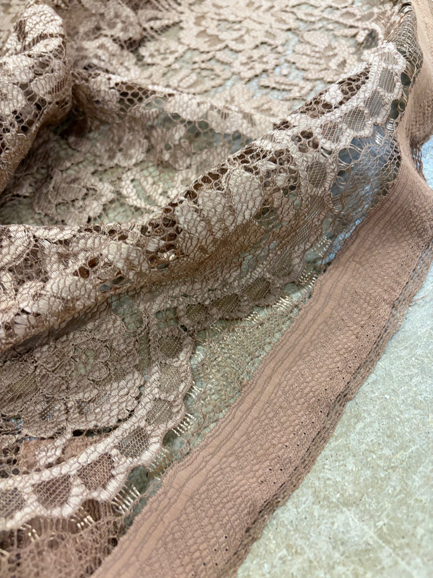 VIC 022 caramel cognac coloured woven lace "dentelle"