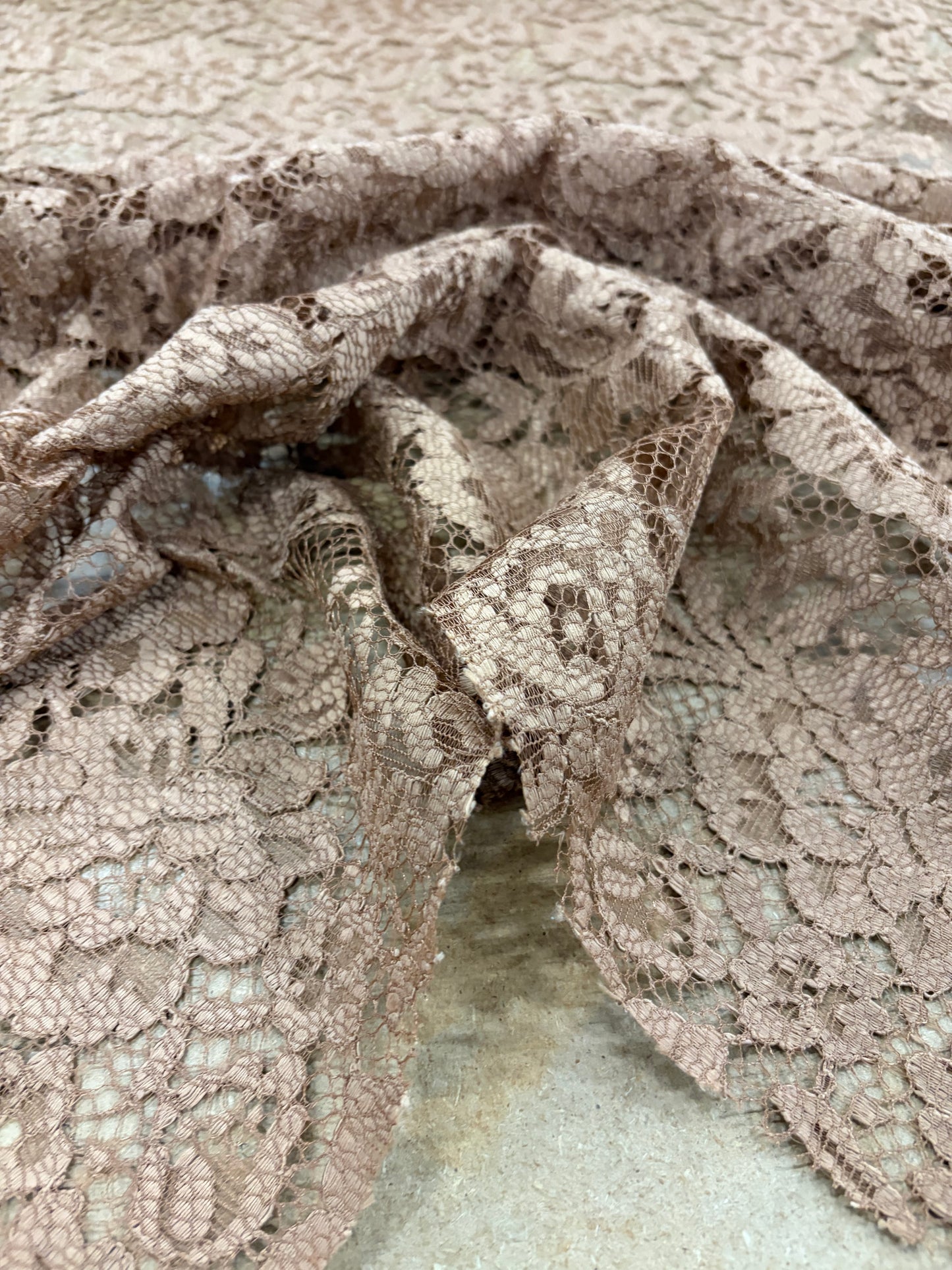 VIC 022 caramel cognac coloured woven lace "dentelle"