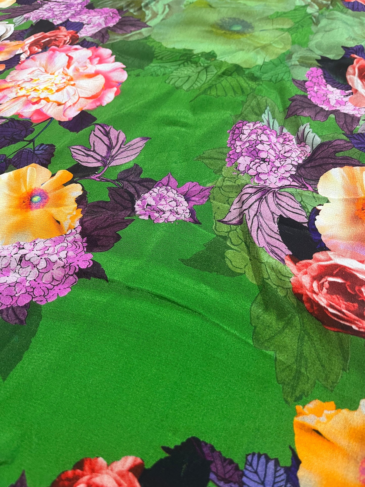 B01 crêpe viscose green flowers