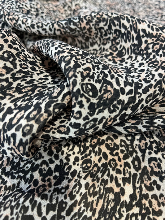 A01 DD013 voile polyester with small leopard design