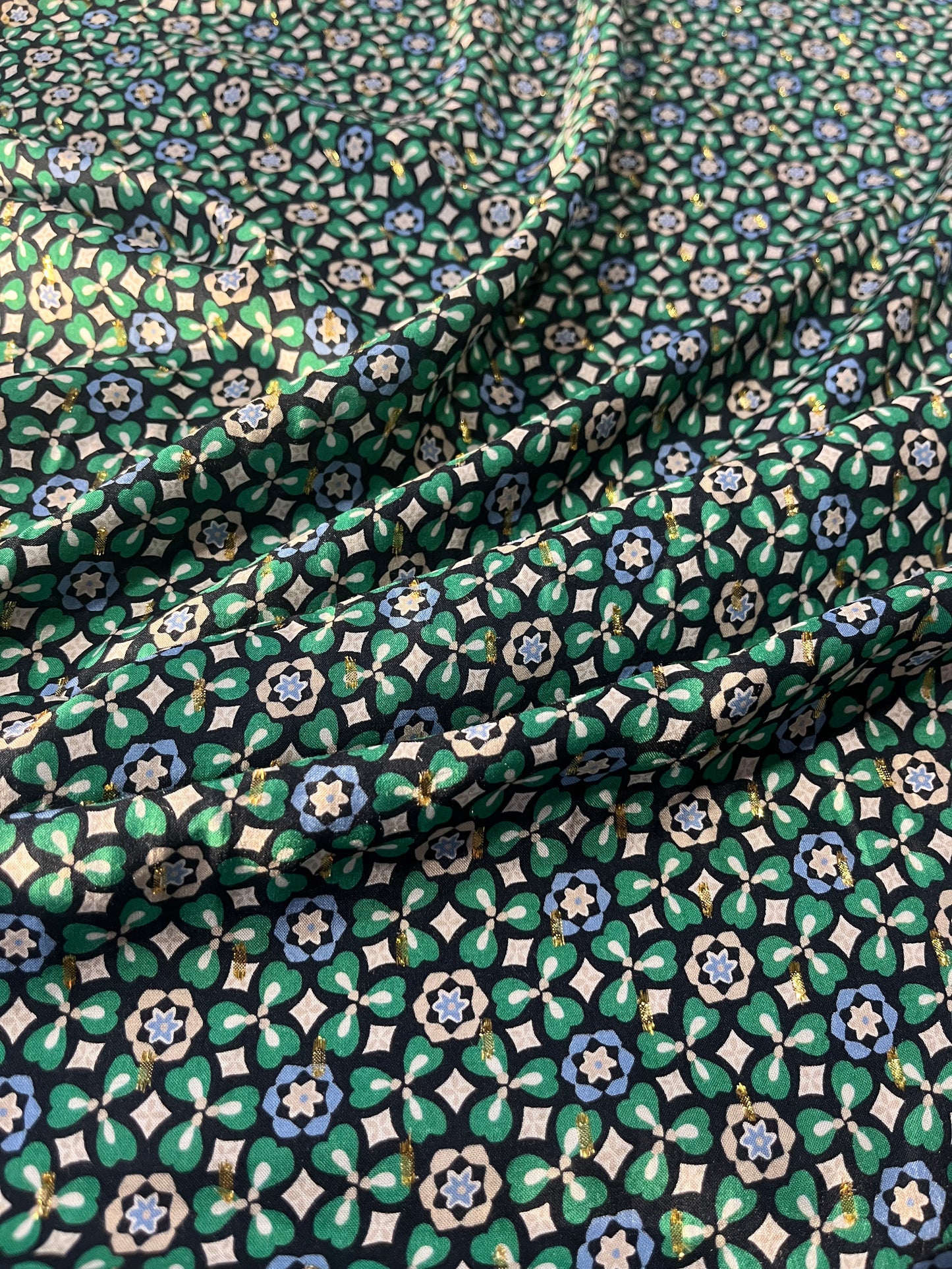 C01 CAN 2520 viscose with lurex green flowers