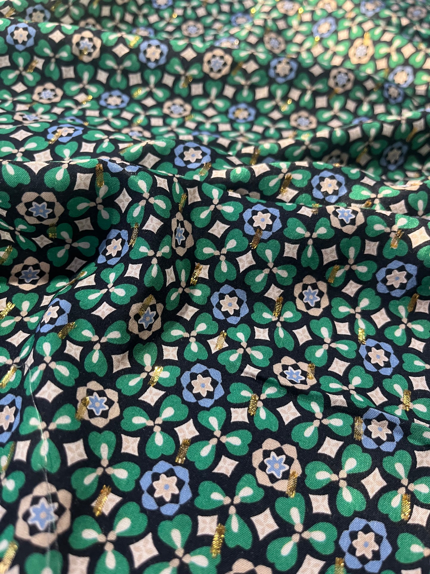 C01 CAN 2520 viscose with lurex green flowers