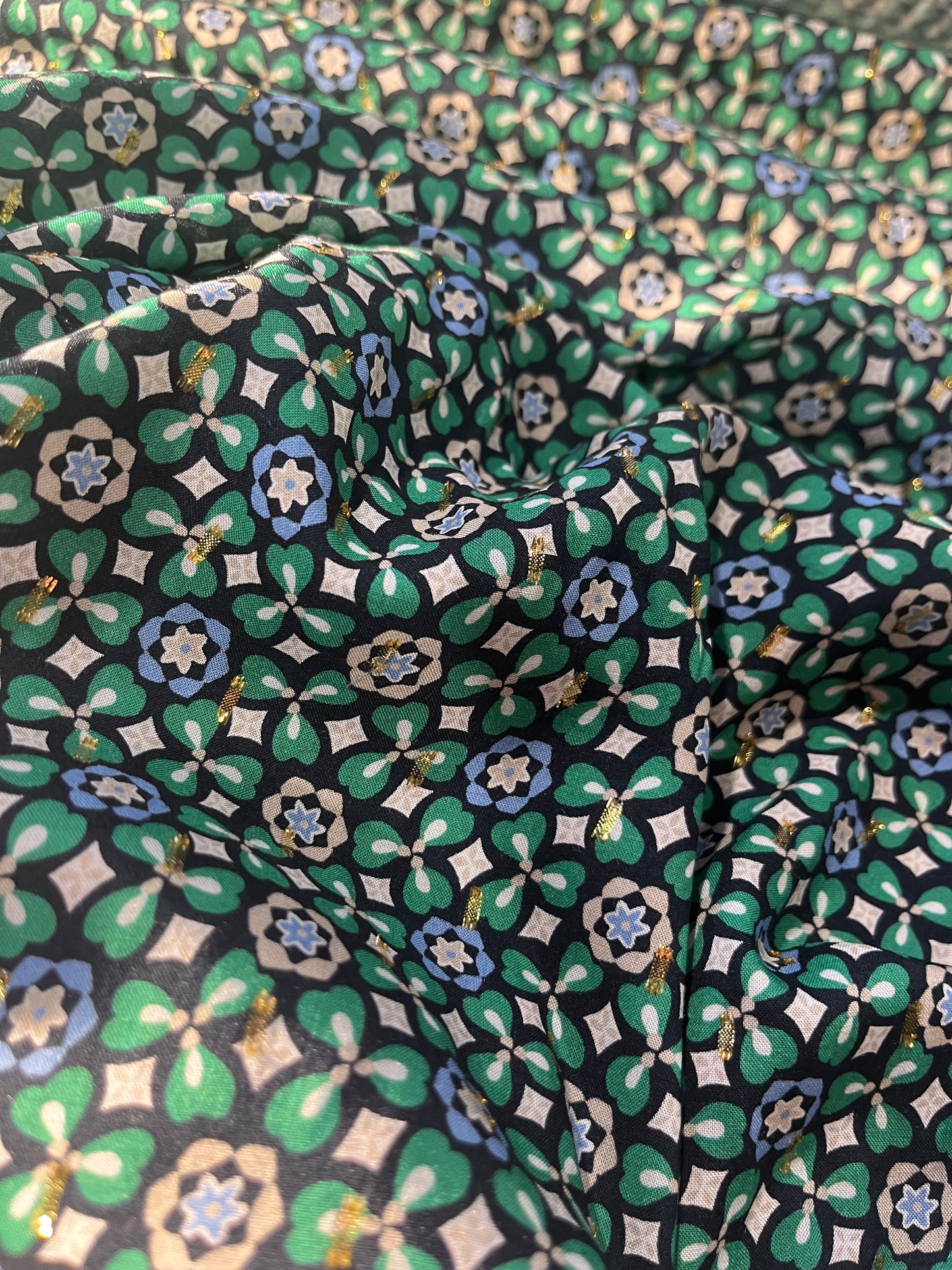 C01 CAN 2520 viscose with lurex green flowers