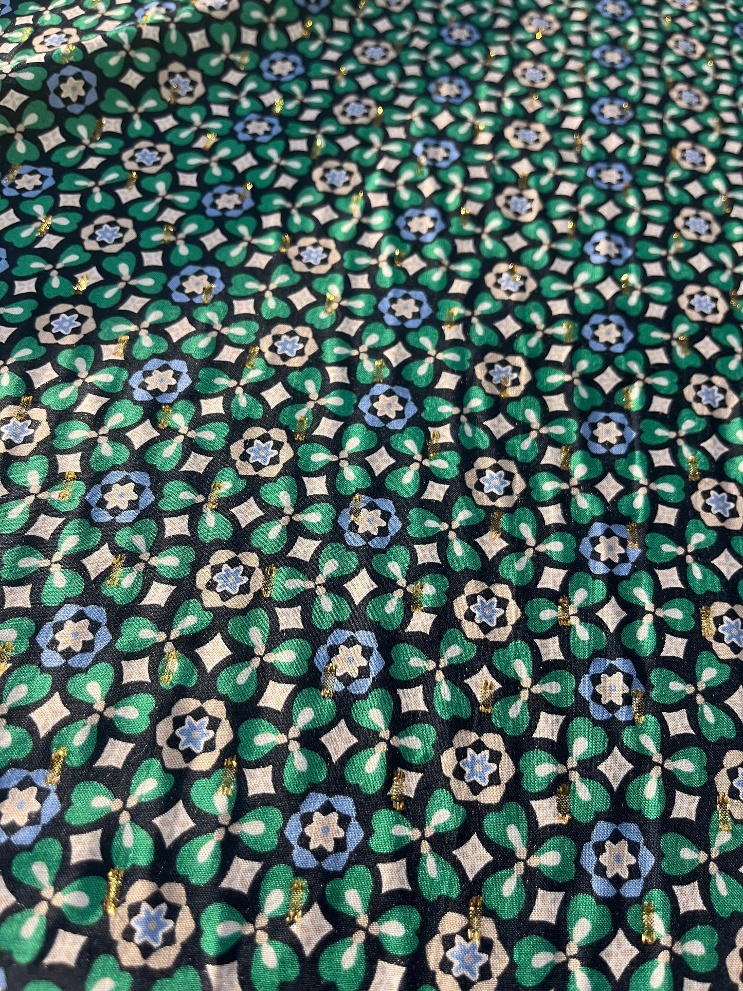 C01 CAN 2520 viscose with lurex green flowers