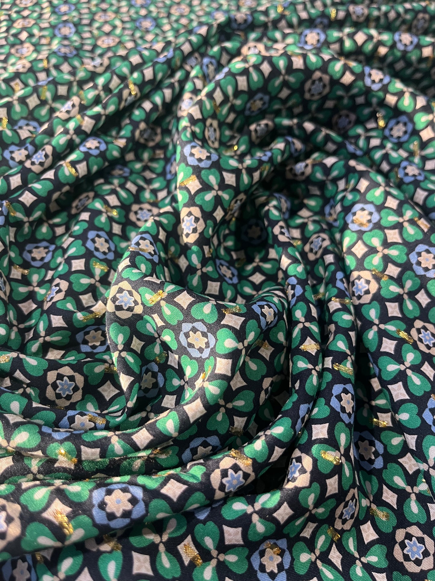 C01 CAN 2520 viscose with lurex green flowers