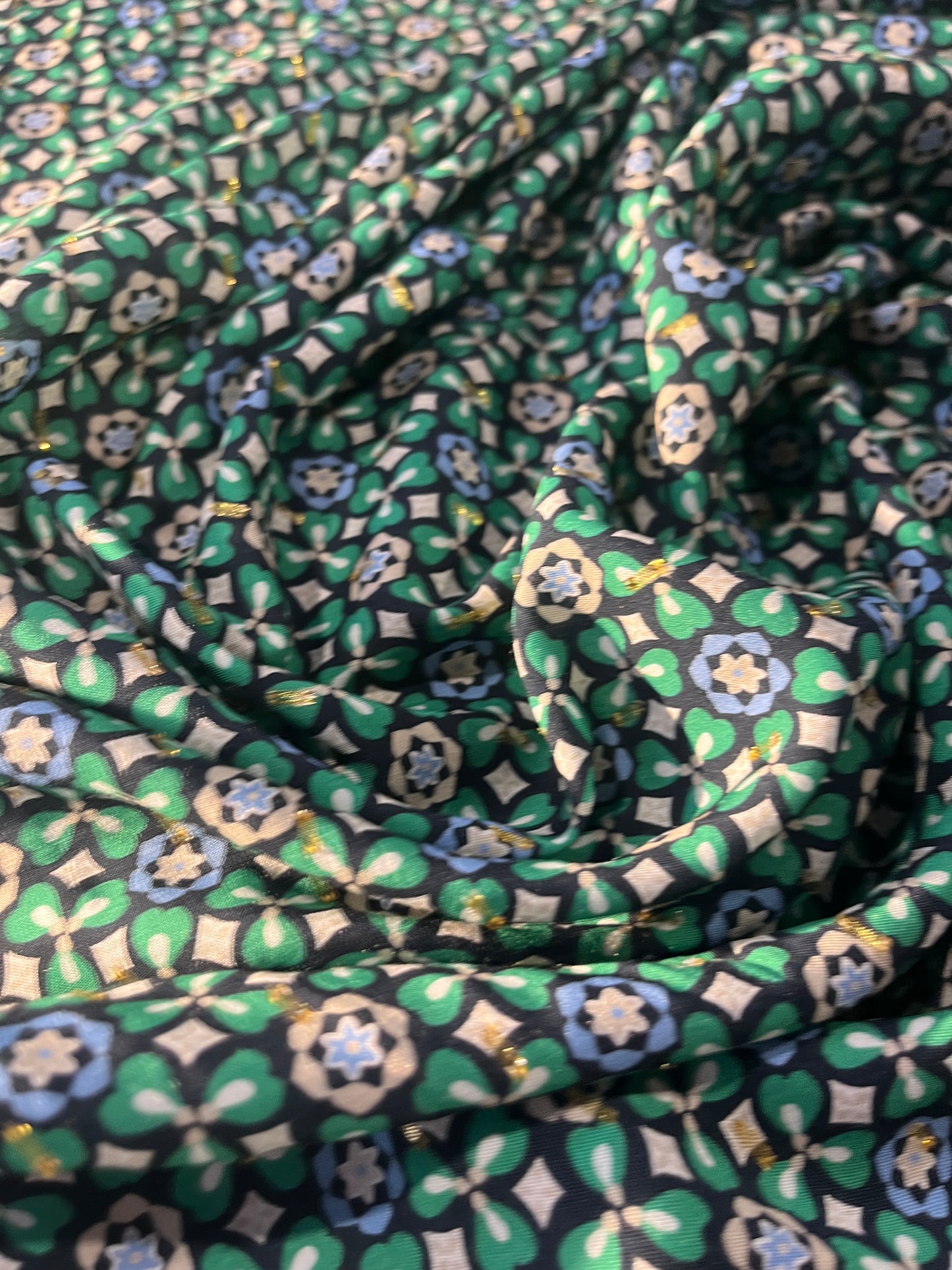 C01 CAN 2520 viscose with lurex green flowers