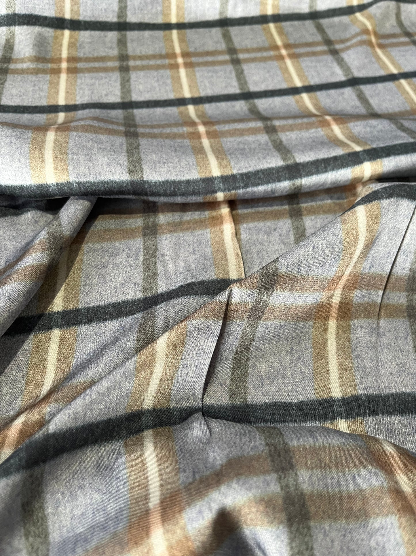 D02 Torino 160 viscose satin with check motif