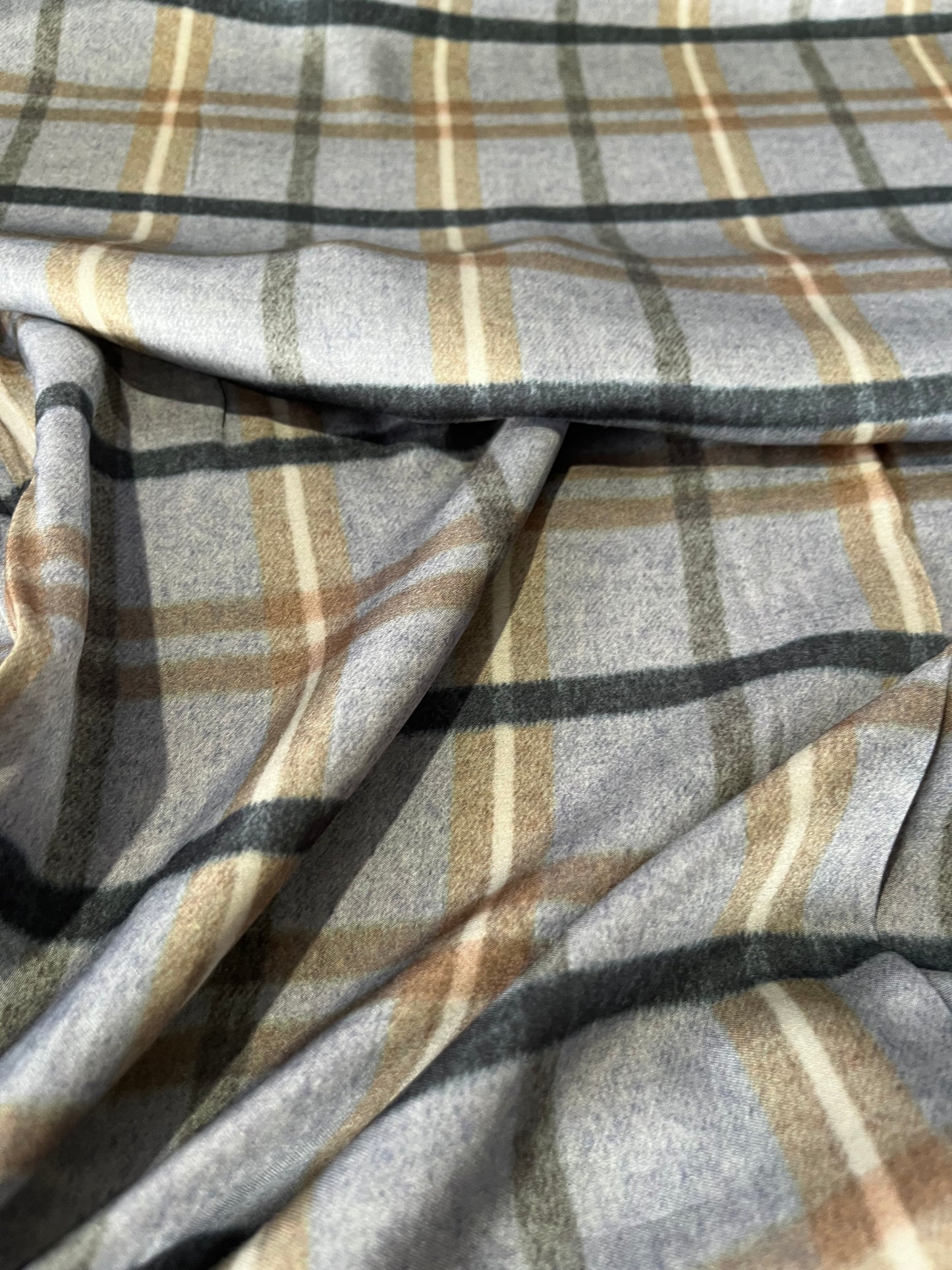 D02 Torino 160 viscose satin with check motif