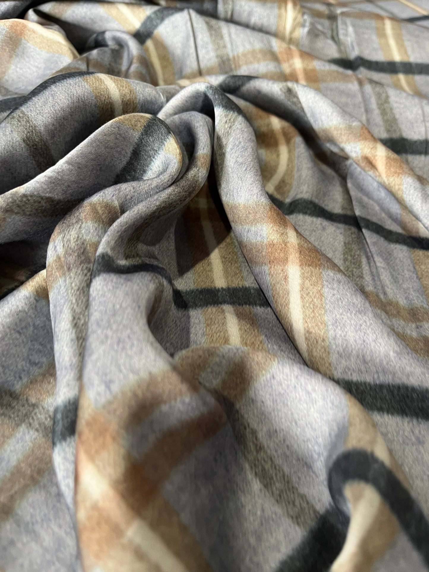 D02 Torino 160 viscose satin with check motif