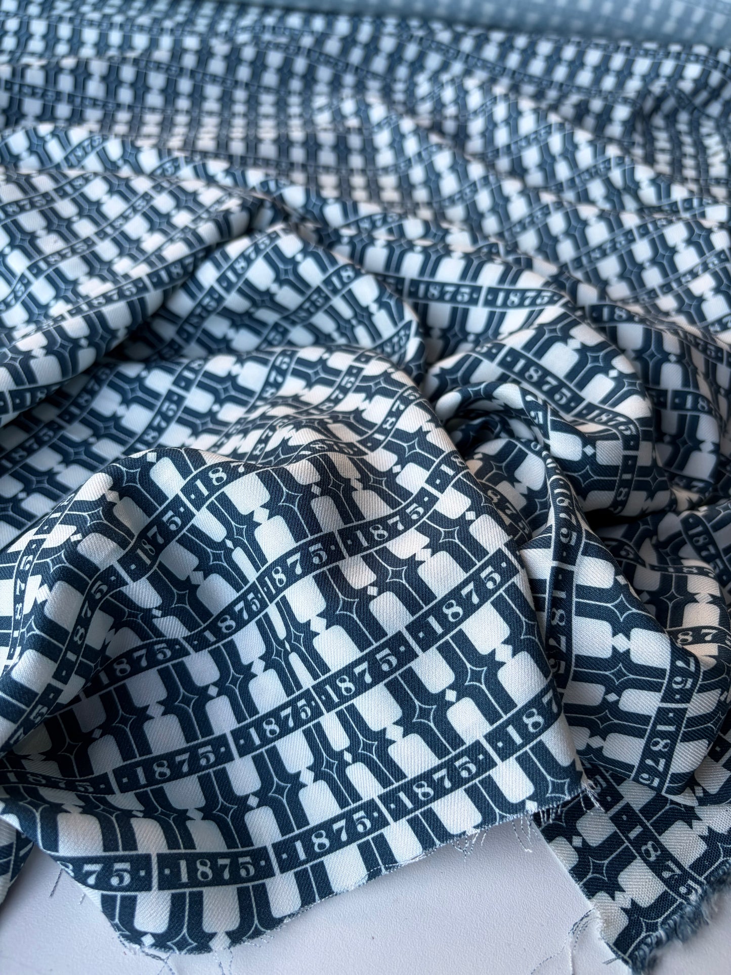 ERICA 019 warm twill viscose white/navy print