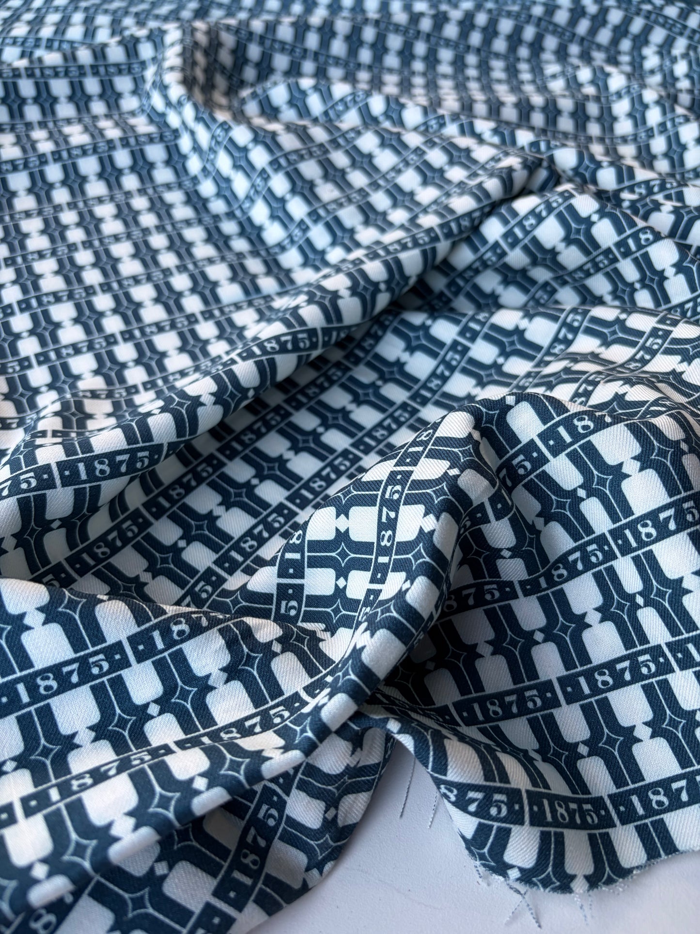 ERICA 019 warm twill viscose white/navy print