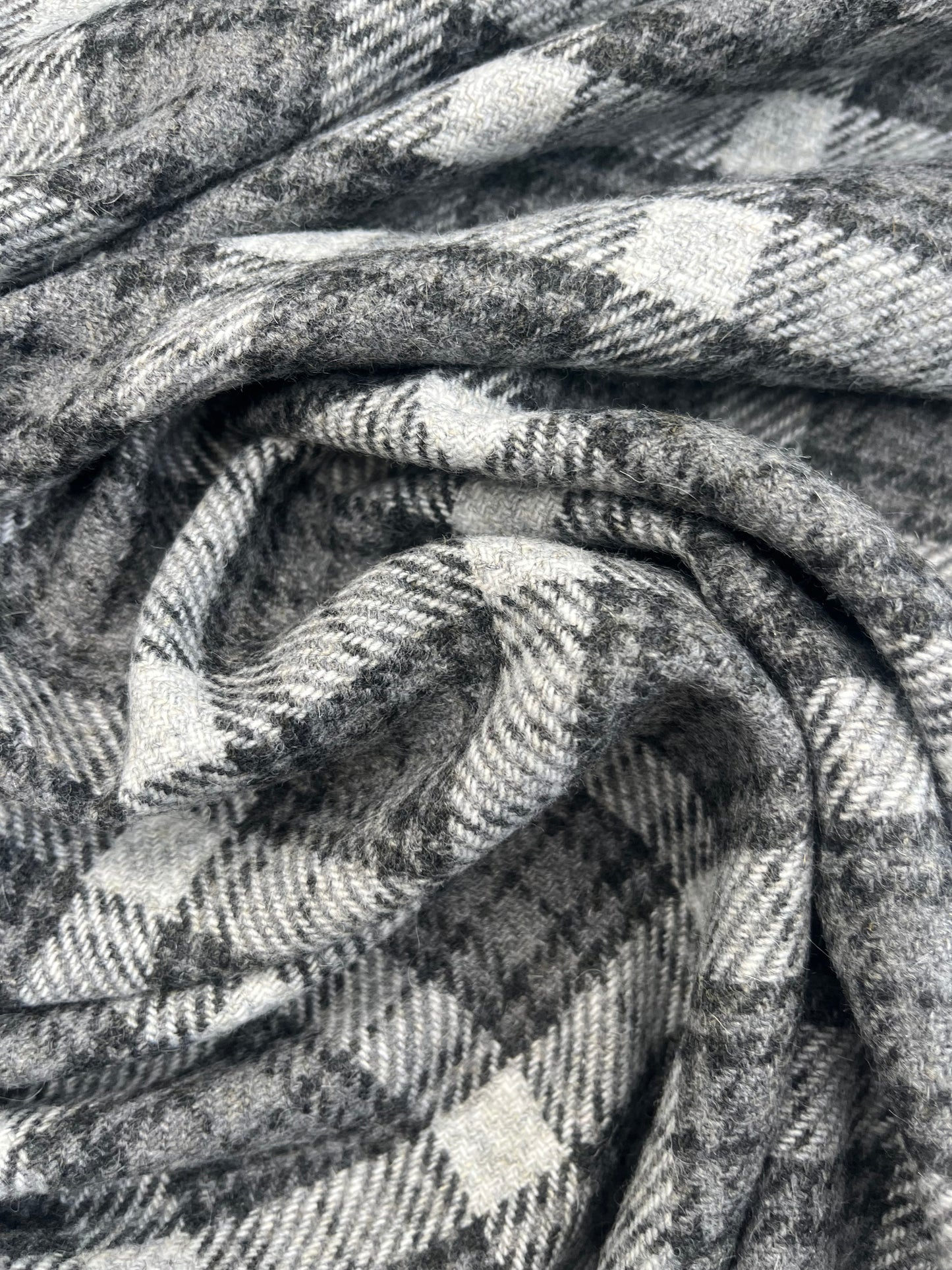 GINA 008 Heavy wool check Grey /black