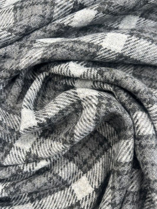 GINA 008 Heavy wool check Grey /black