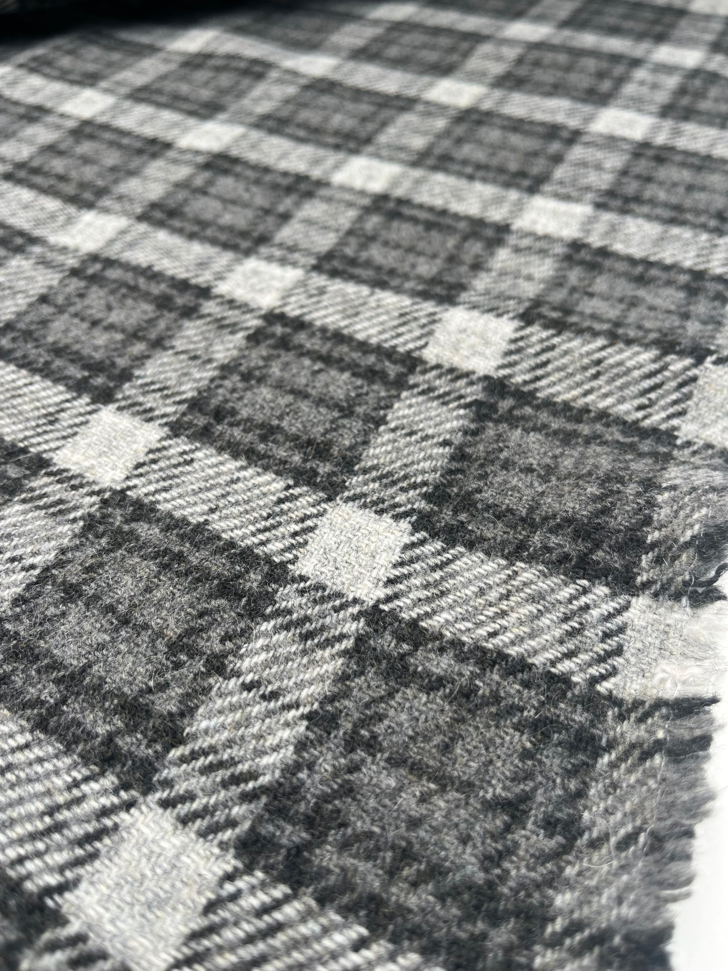 GINA 008 Heavy wool check Grey /black