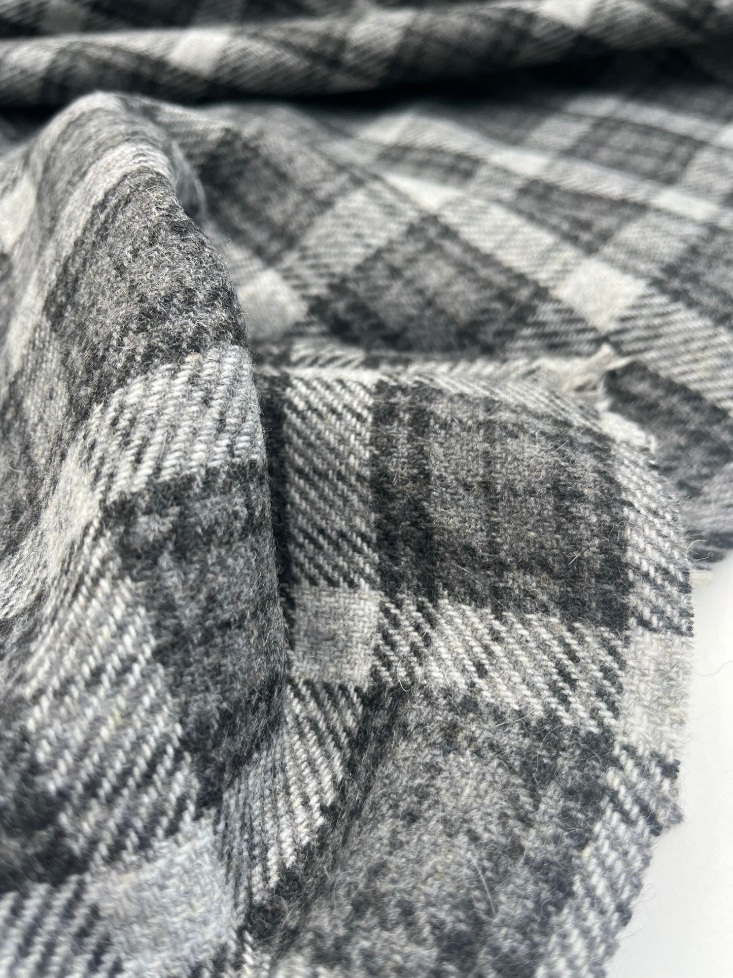 GINA 008 Heavy wool check Grey /black